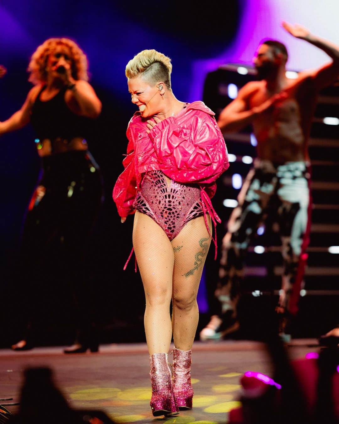 P!nk（ピンク）さんのインスタグラム写真 - (P!nk（ピンク）Instagram)「Got the party started 💕 Night 2 TONIGHT 🤘  📷: @pdbym / MSGE」11月6日 4時37分 - pink