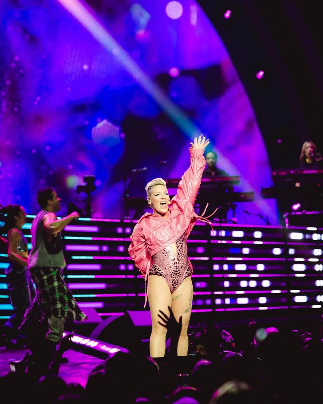 P!nk（ピンク）さんのインスタグラム写真 - (P!nk（ピンク）Instagram)「Got the party started 💕 Night 2 TONIGHT 🤘  📷: @pdbym / MSGE」11月6日 4時37分 - pink