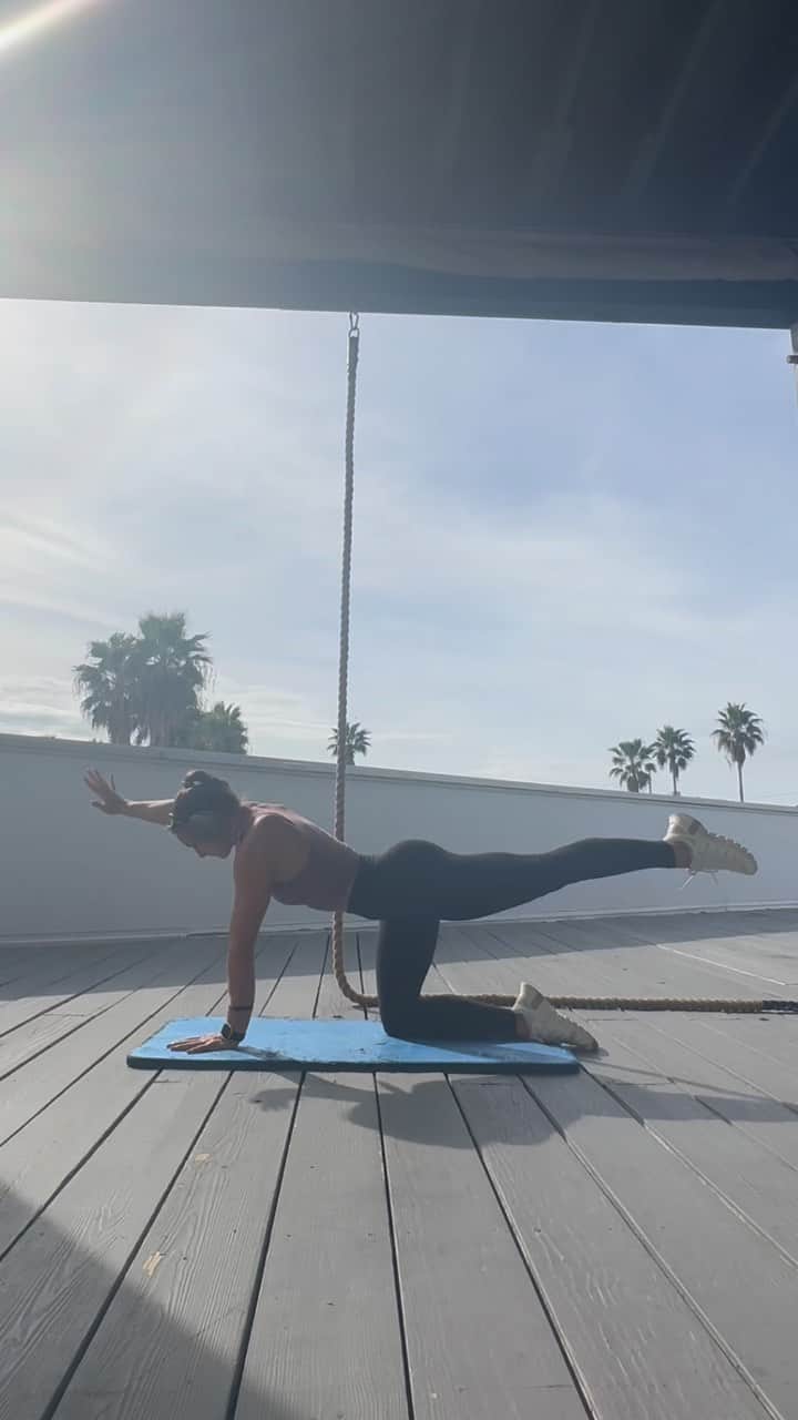 マギー・ニコルズのインスタグラム：「Sunday mornings🤍」