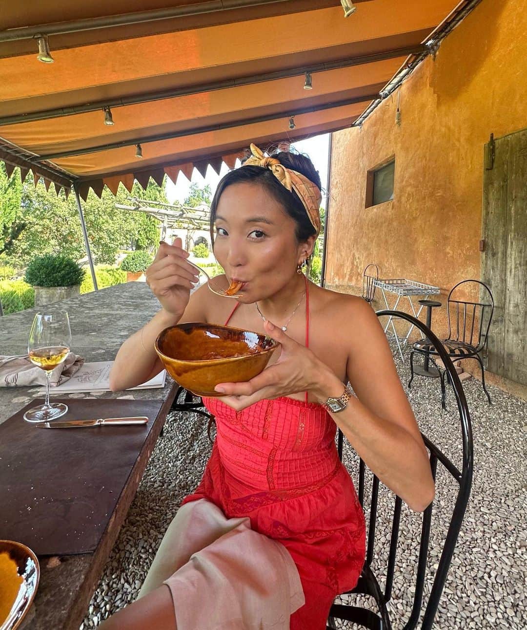 Cosmopolitanのインスタグラム：「One thing about me? I’ll always say yes to dinner plans if pasta is involved 🍝  #rg @ashleyparklady」