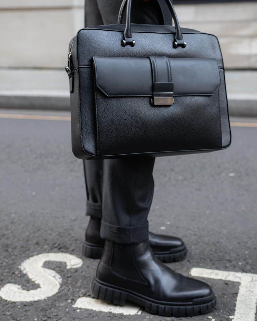 ALDO shoesさんのインスタグラム写真 - (ALDO shoesInstagram)「Need a workwear refresh? We have boots for that. Meet #ALDOPillowWalk Westfield boots designed with waterproof and cold-rated technology. Pair your look with matching Vernom laptop bag like @laphealsterling, available in select regions #AldoCrew #AldoUK」11月6日 4時33分 - aldo_shoes