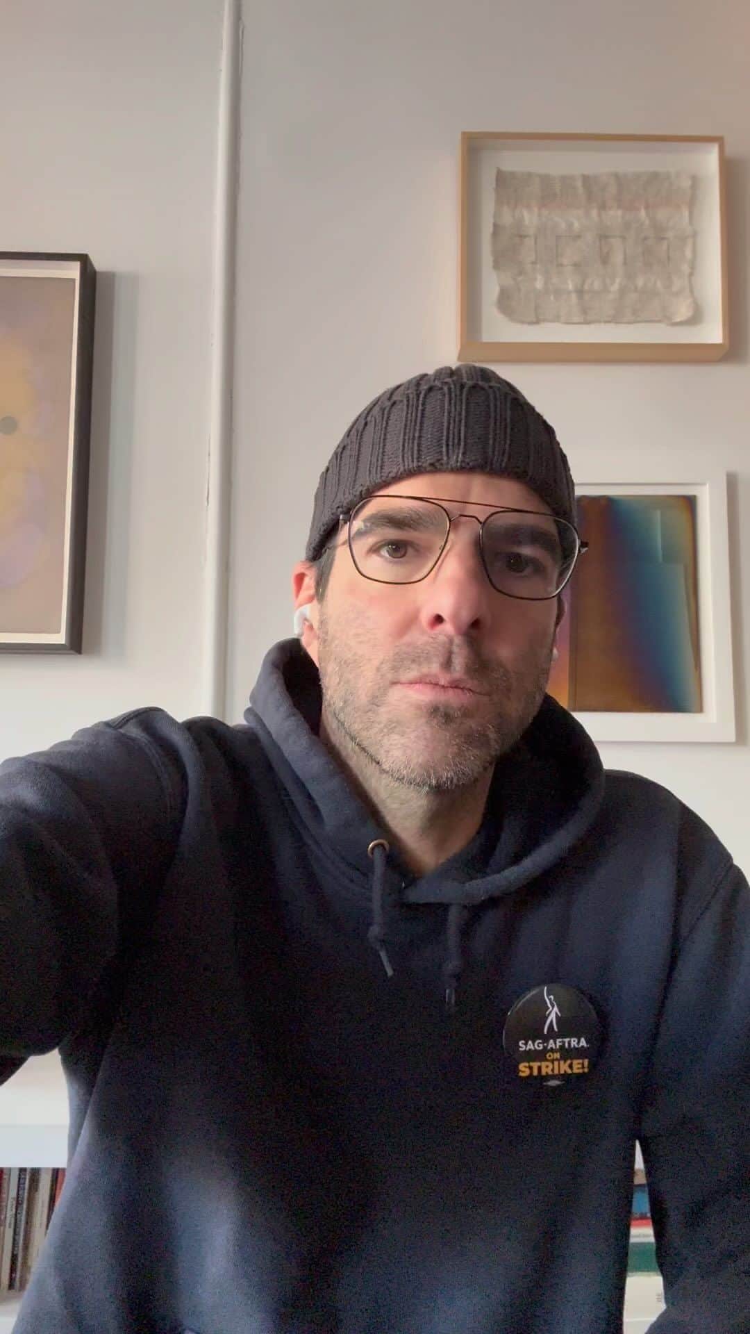 ザカリー・クイントのインスタグラム：「sag-aftra STRONG!!」
