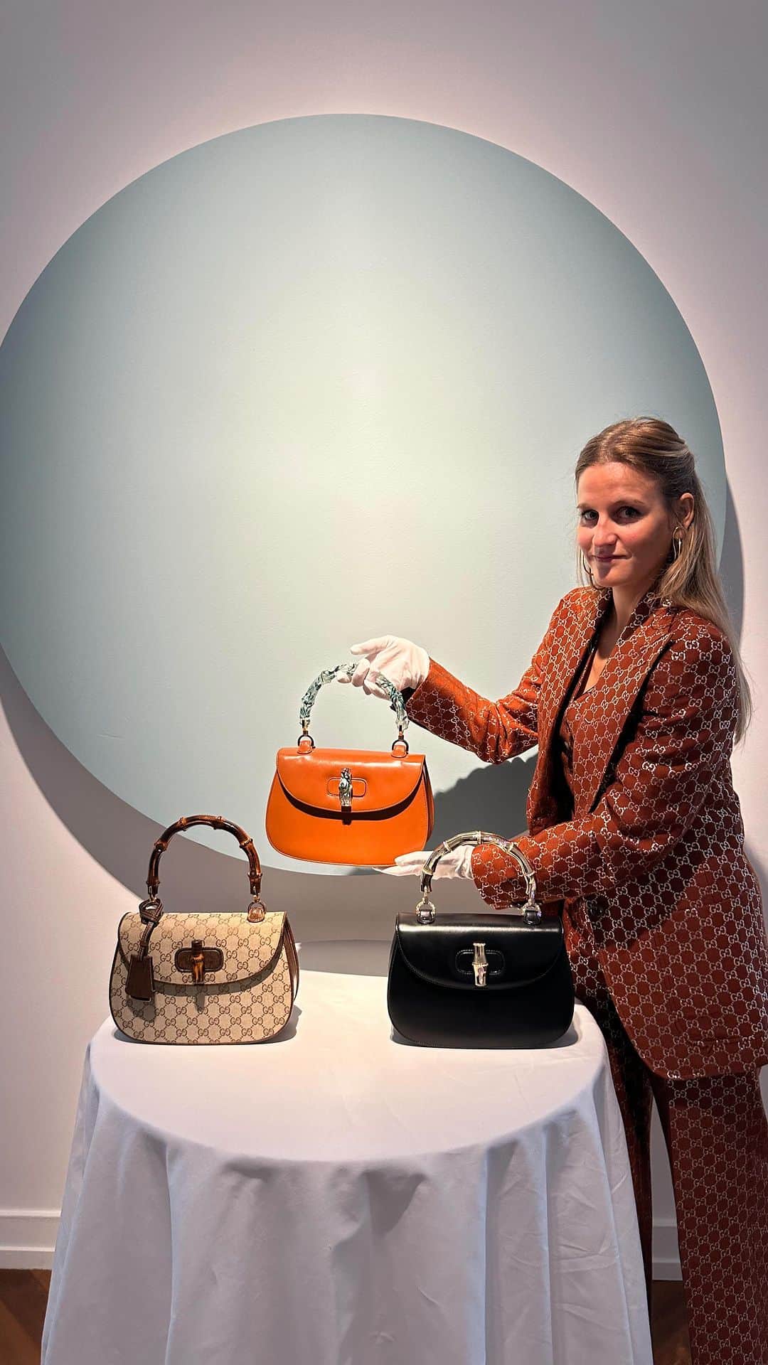 クリスティーズのインスタグラム：「Gucci’s Bamboo bags: reimagined for the 21st-century collector ✨⁣ ⁣ Join Christie’s Head of Handbags for Europe, Lucile Andreani as she showcases three collector’s items that have been reinterpreted through unique embellishments, hinting at the Bamboo bag’s evolution throughout Gucci’s history.⁣ ⁣ ✨As a tribute to the brand’s heritage, the first bag is an exceedingly rare and desirable representation of the classic model, featuring the original beige and ebony GG canvas from the 1960s. ⁣ ⁣ ✨The second one, a nod to the brand’s commitment to sustainability, boasts a hand-crafted Murano Glass handle adorned with a hand-painted Herbarium print.⁣ ⁣ ✨ Lastly, the third creation is the most exquisite, valuable, and precious Bamboo bag ever created. Showcasing the House’s exceptional craftsmanship and the spirit of the Gucci High Jewelry collection, this Bamboo bag features an 18-carat gold handle encrusted with 927 diamonds, making it a unique collector’s piece.⁣ ⁣ 🗓 Handbags: the Paris Edit – Online sale | 31 October-14 November, 2023.⁣ ⁣ #GucciVault #Gucci #christieshandbags @christiesparis @christieshandbags」