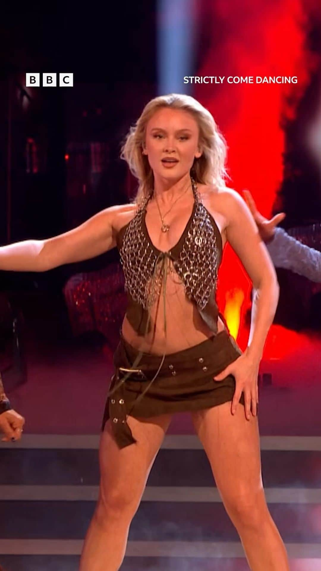 ザラ・ラーソンのインスタグラム：「Singing AND dancing on #Strictly! It’s all love for this performance from @zaralarsson 😍」