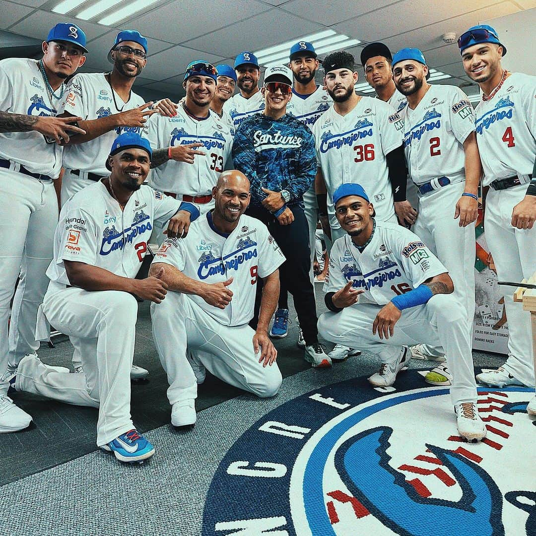 ダディー・ヤンキーさんのインスタグラム写真 - (ダディー・ヤンキーInstagram)「Empezamos La Liga Invernal De Baseball Profesional Roberto Clemente. Aquí mi equipo @santurcelbprc  Tamo’ reaDY 🦀🔥 ⚾️ 🔥⚾️ 🇵🇷」11月6日 4時38分 - daddyyankee