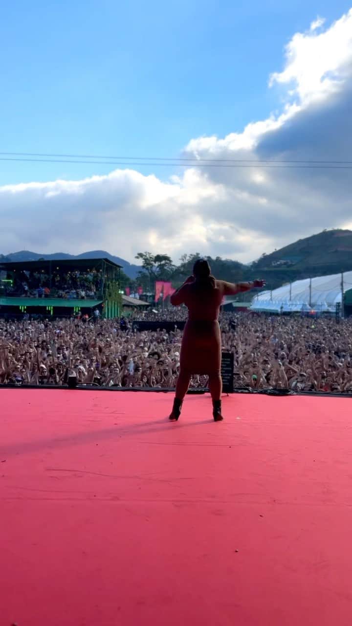 Preta Gilのインスタグラム：「Quem disse que não iria cantar no @rockthemountain ??? Que delícia subir no palco a convite da minha amada @margarethmenezes !!!!  A energia de vocês foi surreal, amei cada segundo, até ano que vem se Deus quiser, com meu show completo e eu cheia de saúde !!! #rockthemountain2023」