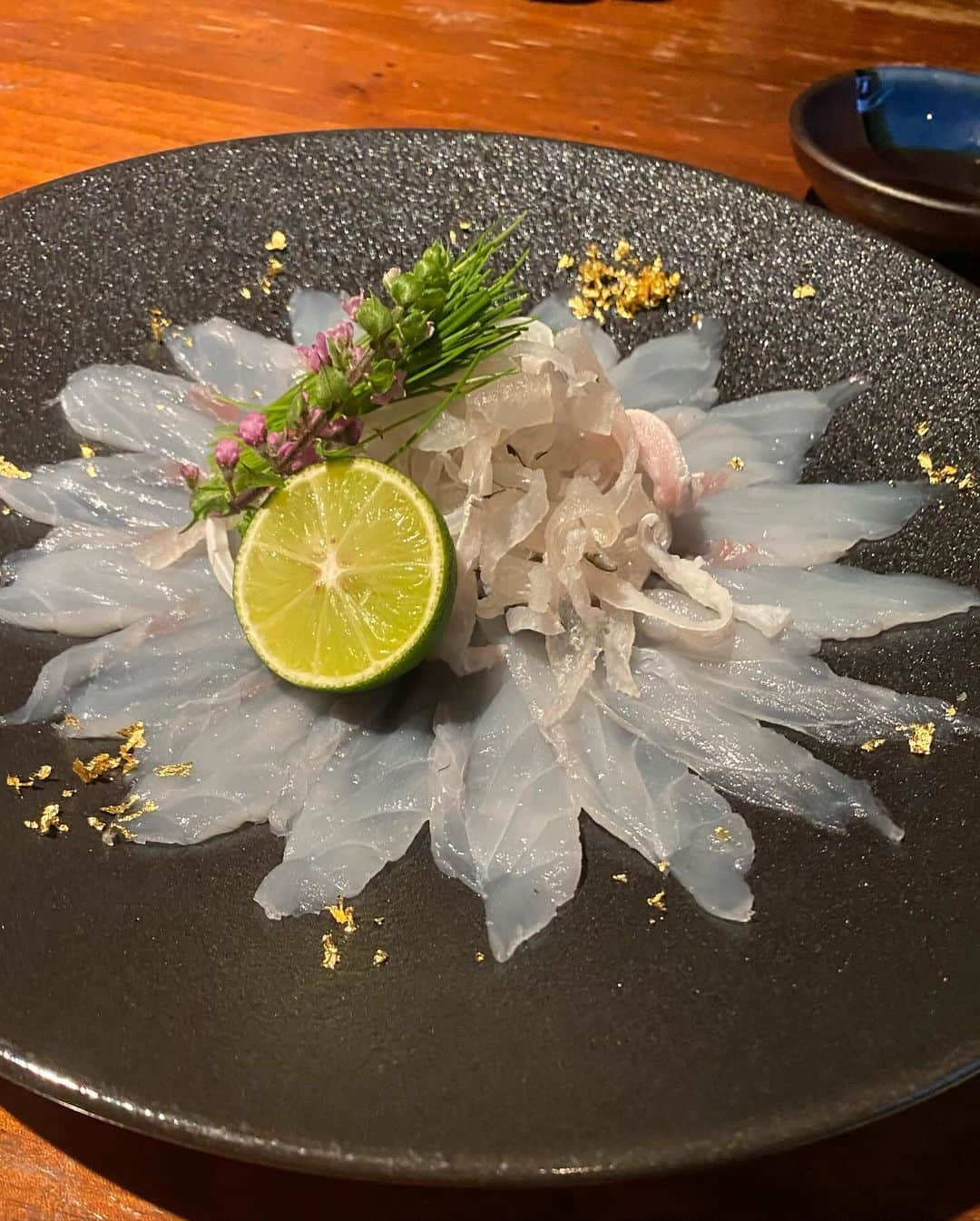 岡田祐佳さんのインスタグラム写真 - (岡田祐佳Instagram)「SO-TEN 日本料理・創作料理  真夜中にやってるお店。  どれ食べても美味しい😍  写真撮り忘れてるけど トリュフポテトやジェラートとかも頼んでる。 もちろん食べきれず 土鍋で炊いたご飯はお持ち帰りに☺️ （ご飯の具材なんだ？のどぐろ？とカラスミ？何だったけ？とにかくコメント美味！でした。）  席につきテレビあるからテレビつけたら 日本シリーズ中だったので 出た！ワオ！て、タイミング良く？出てきてビックリした私でした(笑)   #SOTEN  #ソウテン #日本料理 #創作料理  #恵比寿  #ワイングラスは  #お酒飲めない #日本シリーズ #ワオ  #出た」11月6日 4時51分 - yukachin719