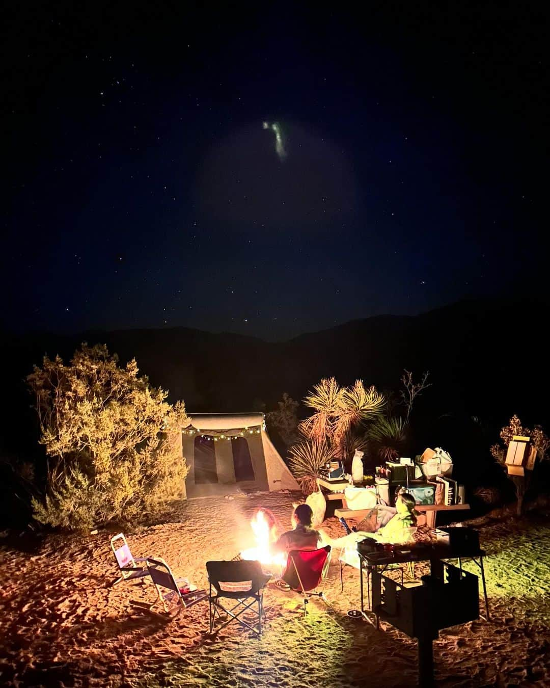 イリー・リーさんのインスタグラム写真 - (イリー・リーInstagram)「#joshuatree #camping #camper #fire #liveyourlife」11月6日 5時03分 - ilheelee