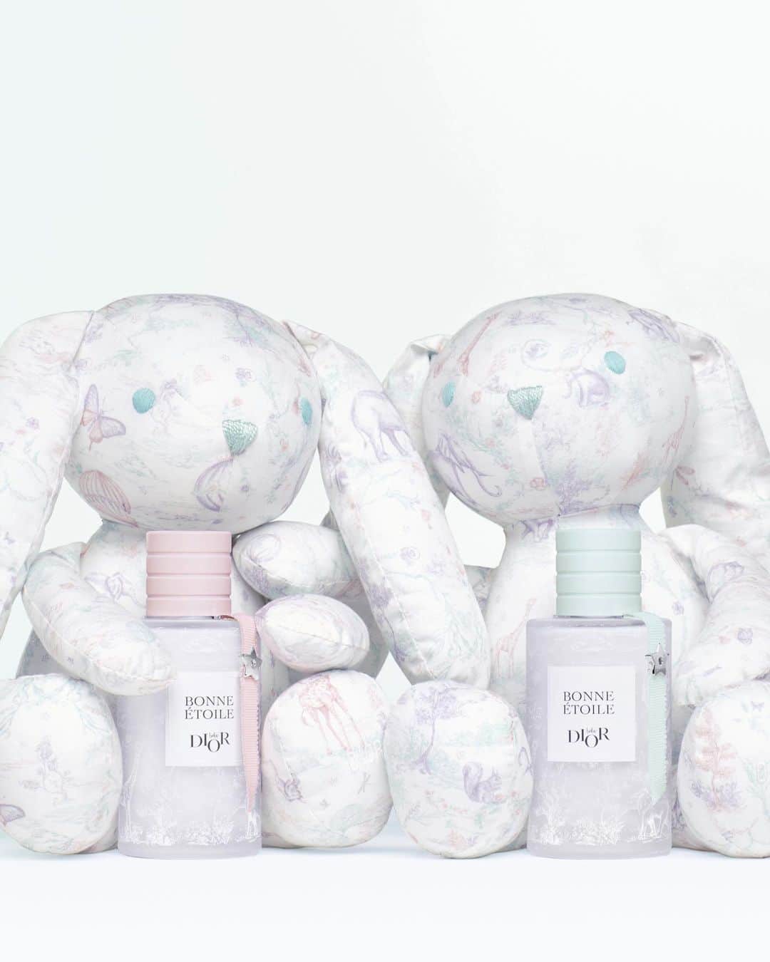 のインスタグラム：「Full of tenderness, Bonne Etoile alcohol-free fragrance is like a protective bubble of softness. Available in pink and green, it will be an instant favorite for all the family.   #DiorBeauty #BabyDior」