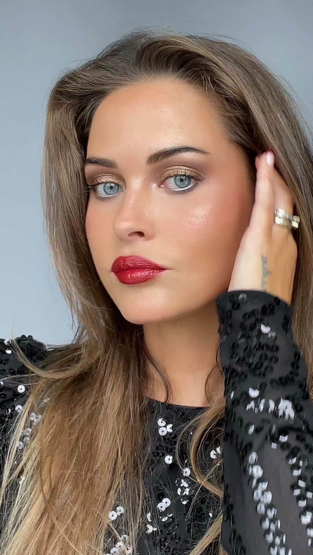 KIKO MILANOのインスタグラム：「@murielle is a vision of holiday elegance with that fabulous red lip! ❤️ Get into the festive mood and bring this timeless look to life with our new #KIKOHolidayPremiere 🌟 Daring Duo Eyeshadow 02 - Made To Shine Eyeshadow Palette 02 - Lasting Duo Eye Pencil 01 - Sublime Hydra Face Serum - 24h Lasting Foundation 03 - Setting Face Powder - Iconic Masterpiece Blush 02 - Sparkling Lipstick 04 - Face Liquid Highlighter 02  #KIKOTrendsetters #makeuptutorial #glammakeup #festivevibes #redlips」