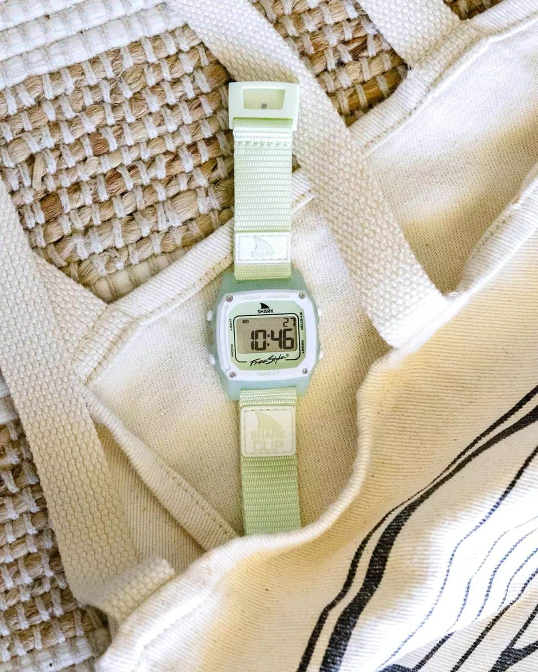 フリースタイルさんのインスタグラム写真 - (フリースタイルInstagram)「Infuse your beach days with a hint of zest, courtesy of Shark Watch Lime 🍋🏖️@freestylewatches 🌊   🦈: #sharkwatch Lime  📷: @rebekkah.dudois _ #myfreestylewatch #watchlover #freestylewatches #limegreen #90saesthetic #surfingtime #beachvibes #lime #greenwatch」11月6日 5時07分 - freestylewatches