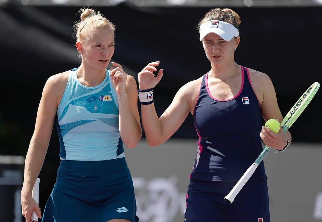 カテリナ・シニアコバさんのインスタグラム写真 - (カテリナ・シニアコバInstagram)「Imagined this wtafinals a bit differently. Anyway tried my best with @bkrejcikova 👯‍♀️  Getting ready for the last step of 2023 season 🔜 @billiejeankingcup」11月6日 5時18分 - siniakovakaterina