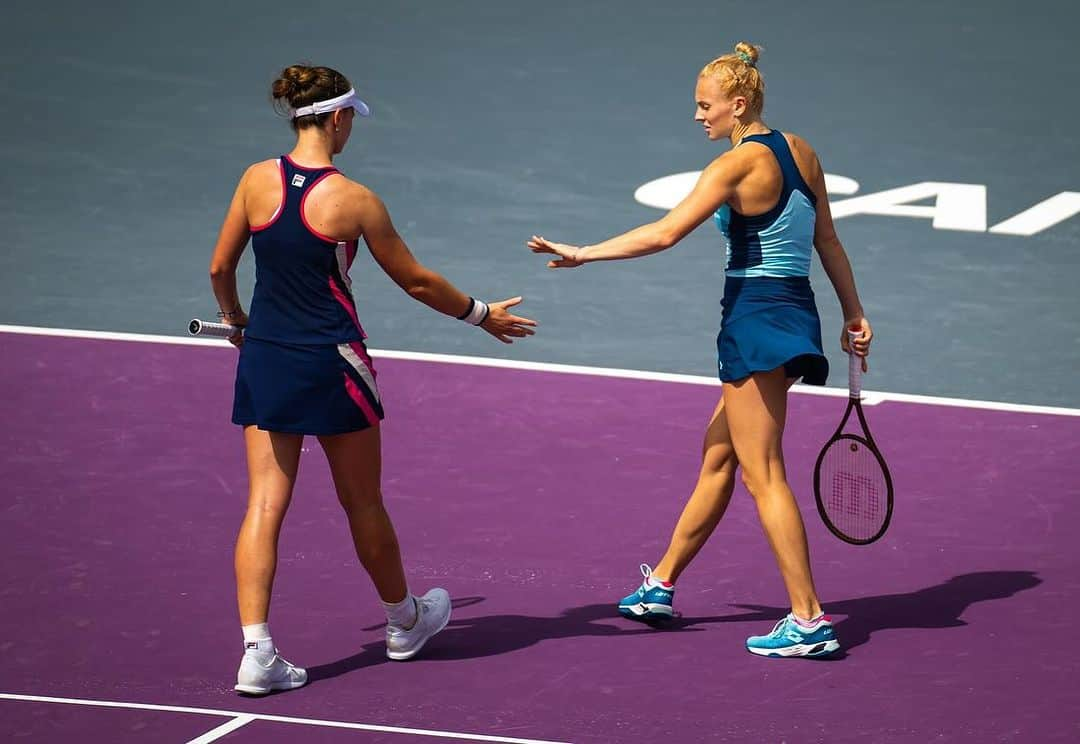 カテリナ・シニアコバさんのインスタグラム写真 - (カテリナ・シニアコバInstagram)「Imagined this wtafinals a bit differently. Anyway tried my best with @bkrejcikova 👯‍♀️  Getting ready for the last step of 2023 season 🔜 @billiejeankingcup」11月6日 5時18分 - siniakovakaterina