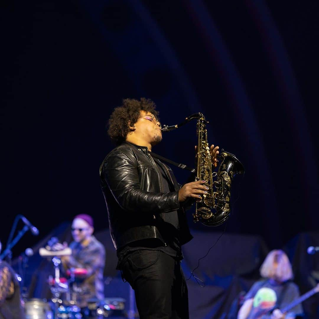 グループラブさんのインスタグラム写真 - (グループラブInstagram)「@thegarden night ☝🏼with PINK was so EPIC!!! Thank you @jakeclemons for riding this wave with us 🙌 you know the rule…three shows and you’re in the band!! See you tonight New York for night ✌️never miss a Sunday show ❤️#harpua」11月6日 5時30分 - grouplove