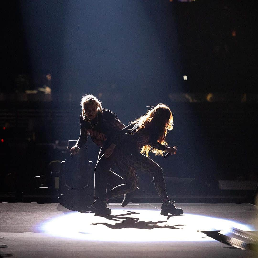 グループラブさんのインスタグラム写真 - (グループラブInstagram)「@thegarden night ☝🏼with PINK was so EPIC!!! Thank you @jakeclemons for riding this wave with us 🙌 you know the rule…three shows and you’re in the band!! See you tonight New York for night ✌️never miss a Sunday show ❤️#harpua」11月6日 5時30分 - grouplove