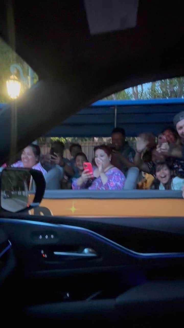 ドウェイン・ジョンソンのインスタグラム：「Another fun tour bus surprise 🚌🌴😎  love the 3 second concerned look on everyone’s face about this pick up truck driving creeper looking for The Rock… 🛻 👀 😂  Enjoy my ‘hood, stay away from my house and hopefully I’ll see ya on the road! 😉👊🏾  Stuff like this is always the best and most fun parts of fame…」
