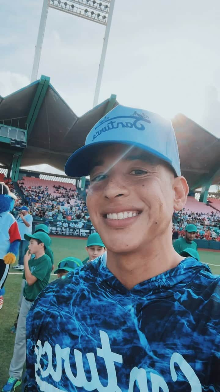 ダディー・ヤンキーのインスタグラム：「Una de la misiones más importantes de ser parte de @santurcelbprc Apoyar el desarrollo del deporte en nuestros niños. 🇵🇷 Vamos pa’ encima PEERRE!」