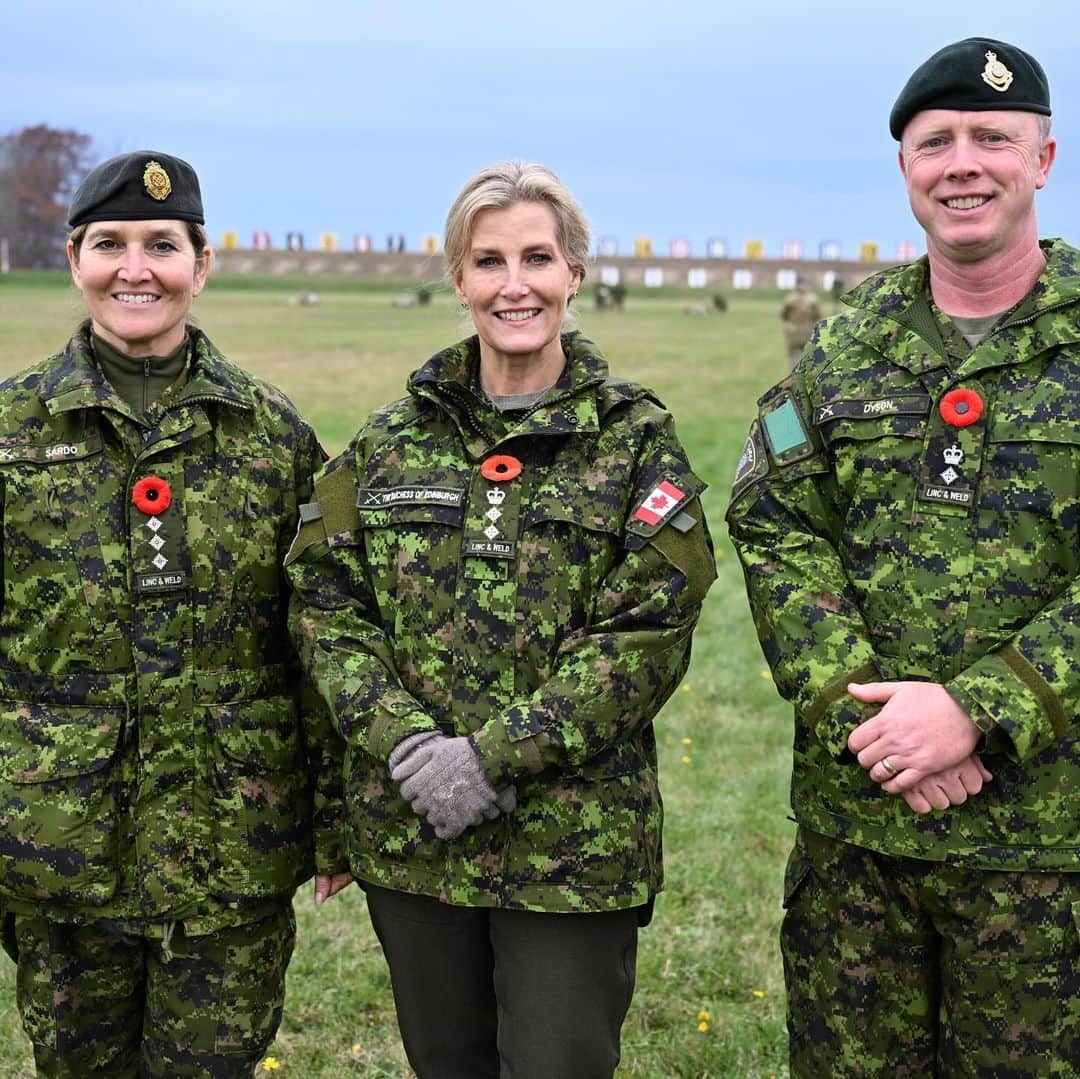 ロイヤル・ファミリーのインスタグラム：「The Duchess of Edinburgh is in Canada! 🇨🇦  Yesterday, The Duchess watched her military affiliations compete in a series of physical and mental challenges for The Countess of Wessex Cup, which was set up in 2012.  The annual competition, which involves a variety of military skills including navigation, observation, open water rescue, and obstacle courses, aims to develop bonds of friendship and mutual understanding between the regiments.   This year’s contest was hosted by 2022 winners, the Lincoln and Welland Regiment, of which HRH has been Colonel in Chief since 2004.   Head to royal.uk (link in bio) to read more about The Duchess’ first day in Canada.   📷 Tim Rooke / Shutterstock」