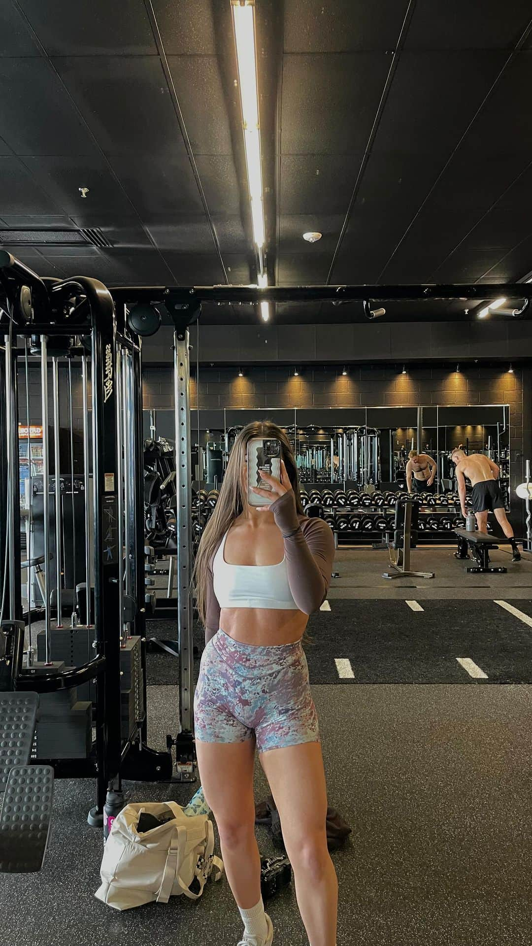 Paige Reillyのインスタグラム：「Leg workout 👇🏻🍪💕⁣ ⁣ Hip thrusts: 4 x 6-8⁣ DB sumo squats: 4 x 10⁣⁣ DB RDL’s: 4 x 8-10⁣⁣ Pendulum squat: 3 x 10⁣⁣ Weighted walking lunges: 3 x 10 each leg⁣⁣ ⁣⁣ Outfit: @shopvitality code PAIGE⁣ 🫶🏻⁣ ♡ Core bra in snow⁣ ♡ Ascend II volley short in desert morning⁣ ♡ Cloud II shrug in cocoa contrast⁣⁣ ⁣ ⁣ #legworkout #gymfit #fitnessworkouts #gymmotivation」