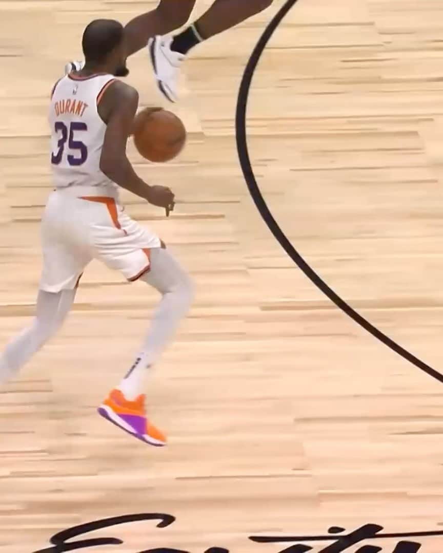 NBAのインスタグラム：「KD throws it downs early on the NBA App! 💥」