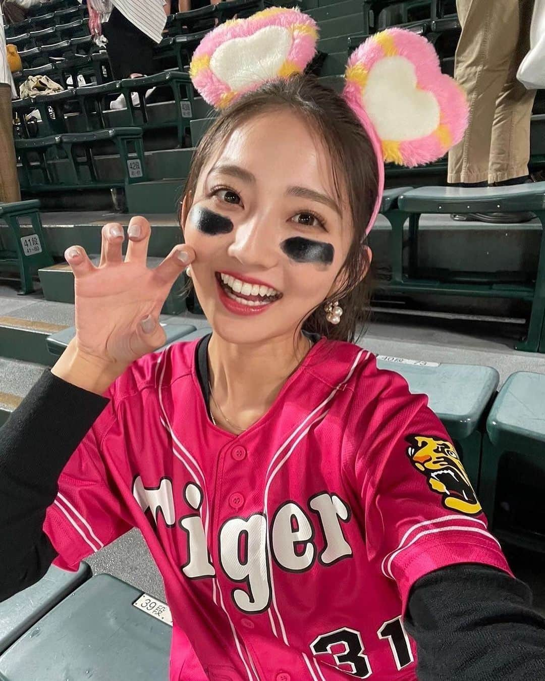 インスタ野球女子【公式アカウント】のインスタグラム：「・ ・ 🐯 ㊗️日本一㊗️ 今日は#タイガース女子 をご紹介していきます🐯♡* ・ とっても美人さん( ᵕᴗᵕ )💞* ・ @minami_tomohiro_ さんのアカウントも是非覗いてみてください✨* ・ インスタ野球女子ではプロ野球を観戦、応援している女性の方をRepostでご紹介させていただいています⚾* ・ みなさんも「#インスタ野球女子」をつけて投稿しよう！ 素敵な野球仲間が見つかるかも、、🙋！* ・ 素敵な投稿はリポストさせていただきます😘* ・ 次回もお楽しみに～～👋👋 ・ #虎党#阪神#タイガース#ドラジョ #トラ女 #阪神ファン#野球#野球女子 #野球観戦#ユニフォーム#とらほー #可愛い#美人#美女#女の子 #タイガースファンと繋がりたい #野球好きな人と繋がりたい #インスタ野球女子」