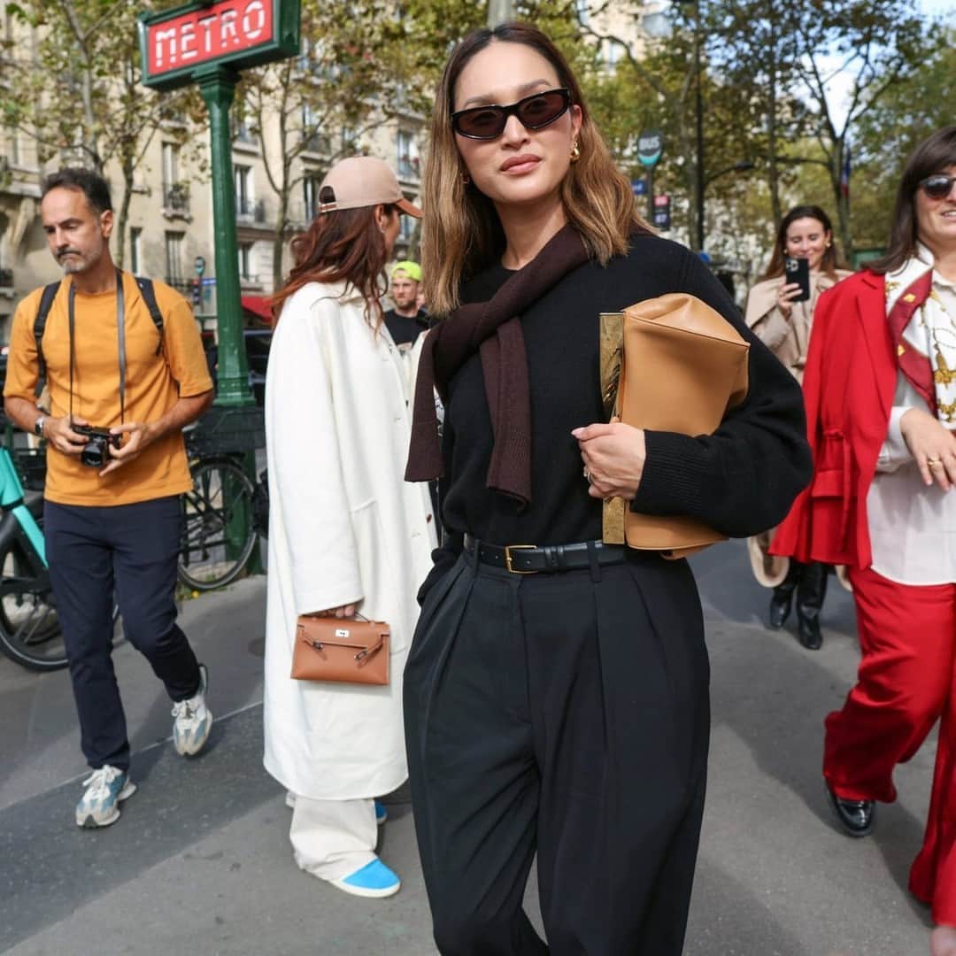 Vogue Runwayさんのインスタグラム写真 - (Vogue RunwayInstagram)「Some of last season’s street style bag trends are being carried forward for spring 2024. Maxi bags still hold sway over minis, and showgoers are still trekking totes big enough to warrant their own seats to the shows. The clutch is also making the rounds on and off the runways, especially at @VictoriaBeckham. New this season to the bag scene were tuck bags almost as thin as envelopes. At the link in bio, find the five most-wanted bag styles from the spring 2024 season. Photographed by @mrstreetpeeper」11月6日 6時05分 - voguerunway