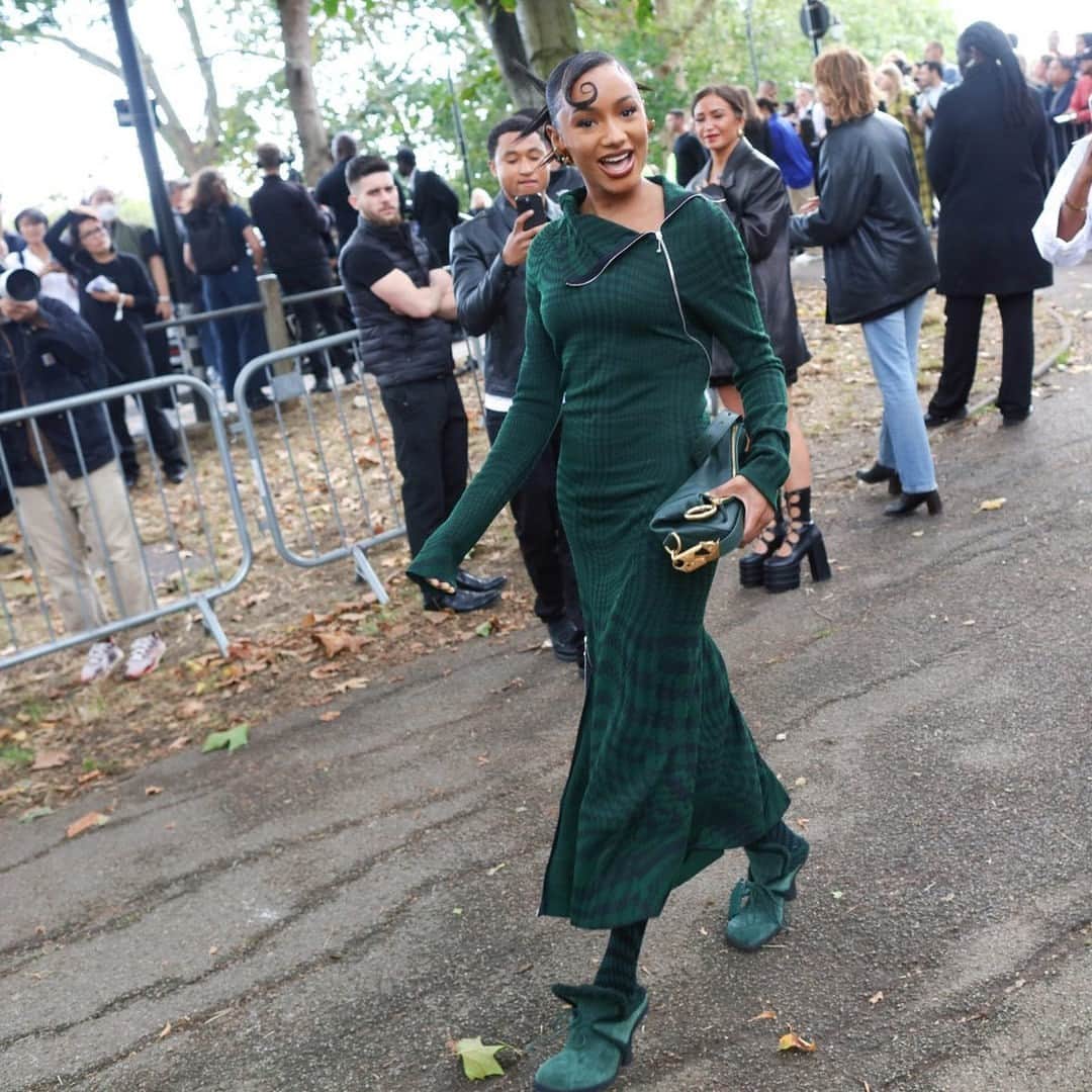 Vogue Runwayさんのインスタグラム写真 - (Vogue RunwayInstagram)「Some of last season’s street style bag trends are being carried forward for spring 2024. Maxi bags still hold sway over minis, and showgoers are still trekking totes big enough to warrant their own seats to the shows. The clutch is also making the rounds on and off the runways, especially at @VictoriaBeckham. New this season to the bag scene were tuck bags almost as thin as envelopes. At the link in bio, find the five most-wanted bag styles from the spring 2024 season. Photographed by @mrstreetpeeper」11月6日 6時05分 - voguerunway