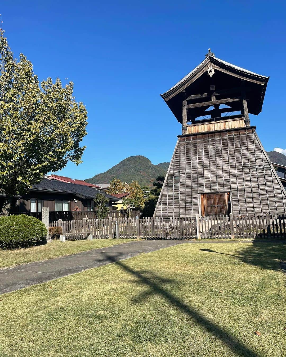 前川泰之さんのインスタグラム写真 - (前川泰之Instagram)「ロケの合間に街歩きした長野県松代。  松代城はかつて『海津城』と呼ばれ、実は僕が大河ドラマ『真田丸』に出演した時の役柄・春日信達ゆかりの地。  春日信達は自分の父、高坂弾正がかつて城代を務めていた思い入れのある『海津城』を取り戻すために、真田の調略に乗ってしまい、命を奪われ、裏切り者に仕立て上げられてしまうというストーリーでした。  僕にとっても印象に残る役でしたし、まさか撮影で松代城の近くに行けるとは思わなかったのでオフ時間を利用して見に行ってきました。  当時のかたちが残っているのは石垣だけのようですが、今は櫓や堀、土塁などが復元されています。 とても気持ちの良い場所で、我が父高坂弾正に思いを馳せてしまいました😌  美しい古い建物が沢山残る松代。とても素敵なところでした✨  #街歩き　#長野県　#松代　#真田丸　#高坂弾正　#春日信達」11月6日 16時37分 - maekawa_yasuyuki_official