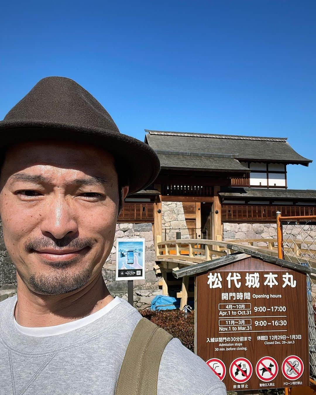 前川泰之のインスタグラム：「ロケの合間に街歩きした長野県松代。  松代城はかつて『海津城』と呼ばれ、実は僕が大河ドラマ『真田丸』に出演した時の役柄・春日信達ゆかりの地。  春日信達は自分の父、高坂弾正がかつて城代を務めていた思い入れのある『海津城』を取り戻すために、真田の調略に乗ってしまい、命を奪われ、裏切り者に仕立て上げられてしまうというストーリーでした。  僕にとっても印象に残る役でしたし、まさか撮影で松代城の近くに行けるとは思わなかったのでオフ時間を利用して見に行ってきました。  当時のかたちが残っているのは石垣だけのようですが、今は櫓や堀、土塁などが復元されています。 とても気持ちの良い場所で、我が父高坂弾正に思いを馳せてしまいました😌  美しい古い建物が沢山残る松代。とても素敵なところでした✨  #街歩き　#長野県　#松代　#真田丸　#高坂弾正　#春日信達」