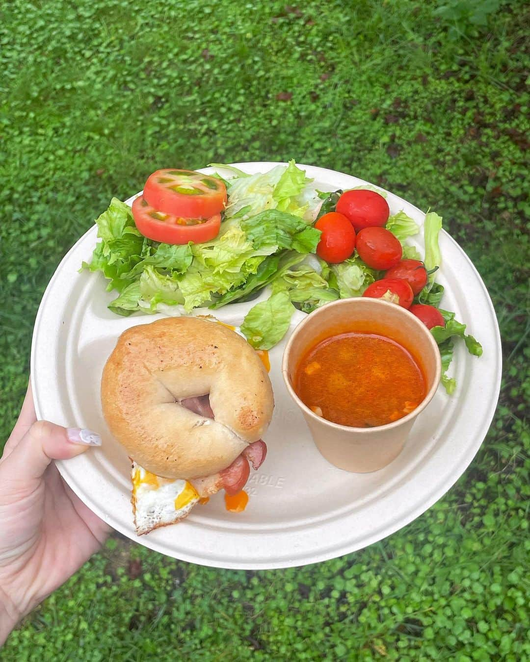 山本瑠香のインスタグラム：「京都るり渓のグランピング‼︎🍅🍳✨  ここは野菜が食べ放題で たらふく食べられる！ 大好きなズッキーニがなくなってて 悲しかった😢笑  温泉もあって、 年に2.3回行くくらい 大好きなグランピング施設🌃🌙  もうこれからの季節は寒いから 春になったらまた行きたい！💛 . . . #グランピング #グランピングキャンプ #関西グランピング  #るり渓温泉 #るり渓 #るり渓グランピング #京都 #京都旅行  #京都グランピング #grax京都るり渓」