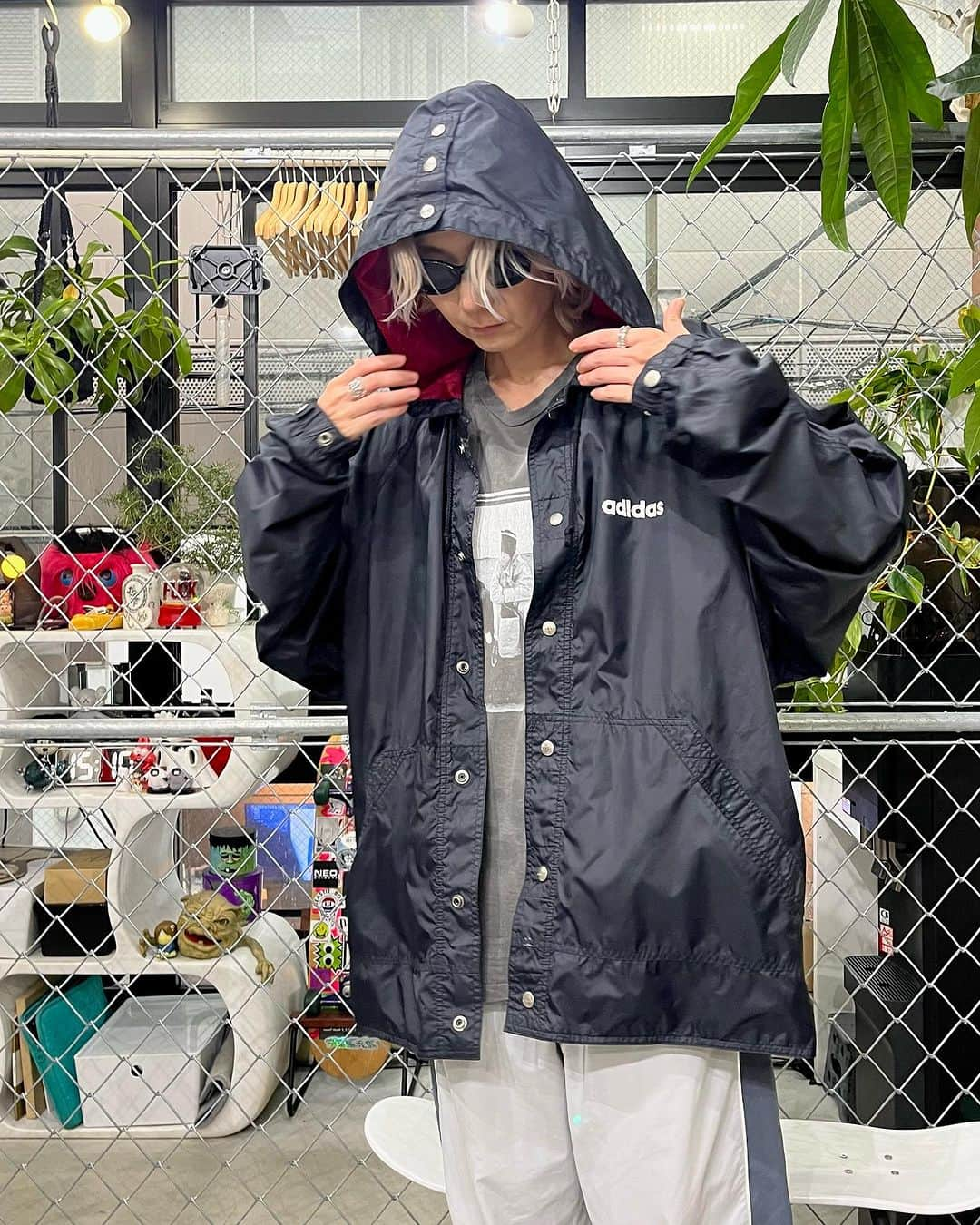 ジャムルのインスタグラム：「90's adidas hooded コーチジャケット 黒 ¥8000+tax(8800)  1992's BEASTIE BOYS　¥35000+tax(38500)  WEB SHOPに入荷しております。 是非ご覧ください。 jammru.com  #jammru#jammru_tee#beastieboys#adidas#コーチジャケット #大阪古着屋#心斎橋古着屋#usedmix #vintagetshirt #vintagetee #vintagebandtee #osaka  #fashion  #streetstyle  #streetfashion  #vtg  #vintage  #used  #usedclothing  #古着 #古着屋 #ファッション #70s #80s #90s」