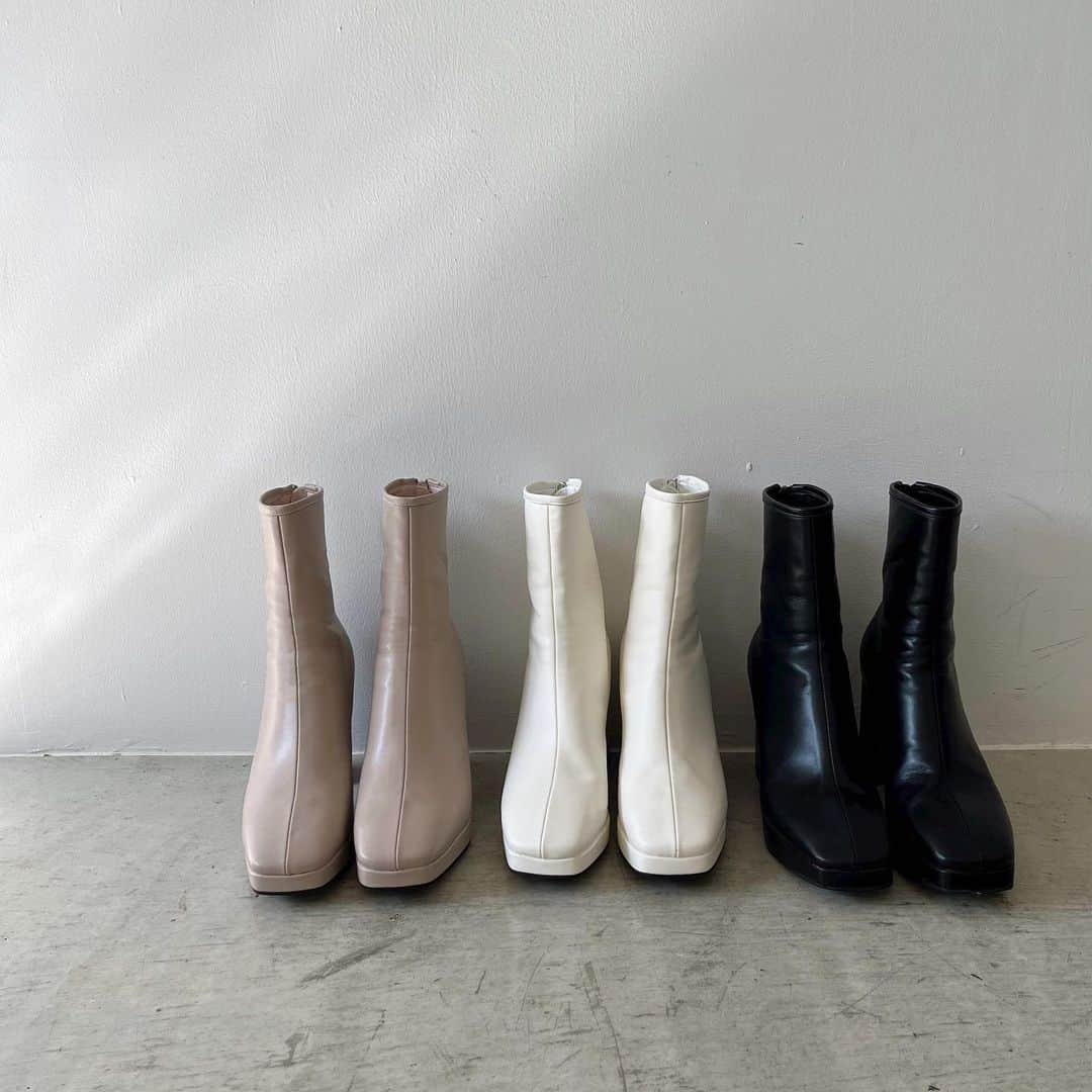 デュラスアンビエントのインスタグラム：「#バックジップショートブーツ <Off white, Beige, Black> 【11/8(WED)20:00-】  一足持っていると万能な、頼れるショートブーツ。  厚めのソールと安定感のあるチャンキーヒールで、高さがありながらも楽な履き心地が嬉しいポイント。  ベーシックなカラー展開で使いやすく、今季のトレンドにも合うスクエアトゥで、足元をデザインします。  ＿＿＿＿＿＿＿＿＿＿＿ ✔︎ @ambient_styling #AMBIENT #ambient_official #ambientstyle #アンビエント #ブーツ #ショートブーツ」