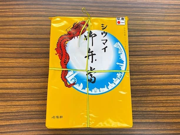 小野瀬雅生さんのインスタグラム写真 - (小野瀬雅生Instagram)「崎陽軒のシウマイ弁当を神奈川県民ホールの楽屋で堪能2023ウマウマ王☆マイお弁当ナンバーワン☆シウマイはソウルフード☆シウマイ弁当現在950円☆価格の変遷にビックリ☆1968年200円→1972年250円→1973年300円→1974年400円→1977年500円→1981年600円→1989年700円※ネット検索の資料に基づく価格推移☆1954年発売時は100円よ☆これからも愛し続けます♫ #崎陽軒のシウマイ弁当 #シウマイ弁当 #崎陽軒 #昔ながらのシウマイ #シウマイ #小野瀬雅生 #onosemasao #ウマウマ王 #ウマウマウー #ナンバーワン #ソウルフード #神奈川県民ホール #楽屋 #スキスキスー #アイシテマス #これからも愛し続けます #横浜美味礼賛」11月6日 15時23分 - onosemasao