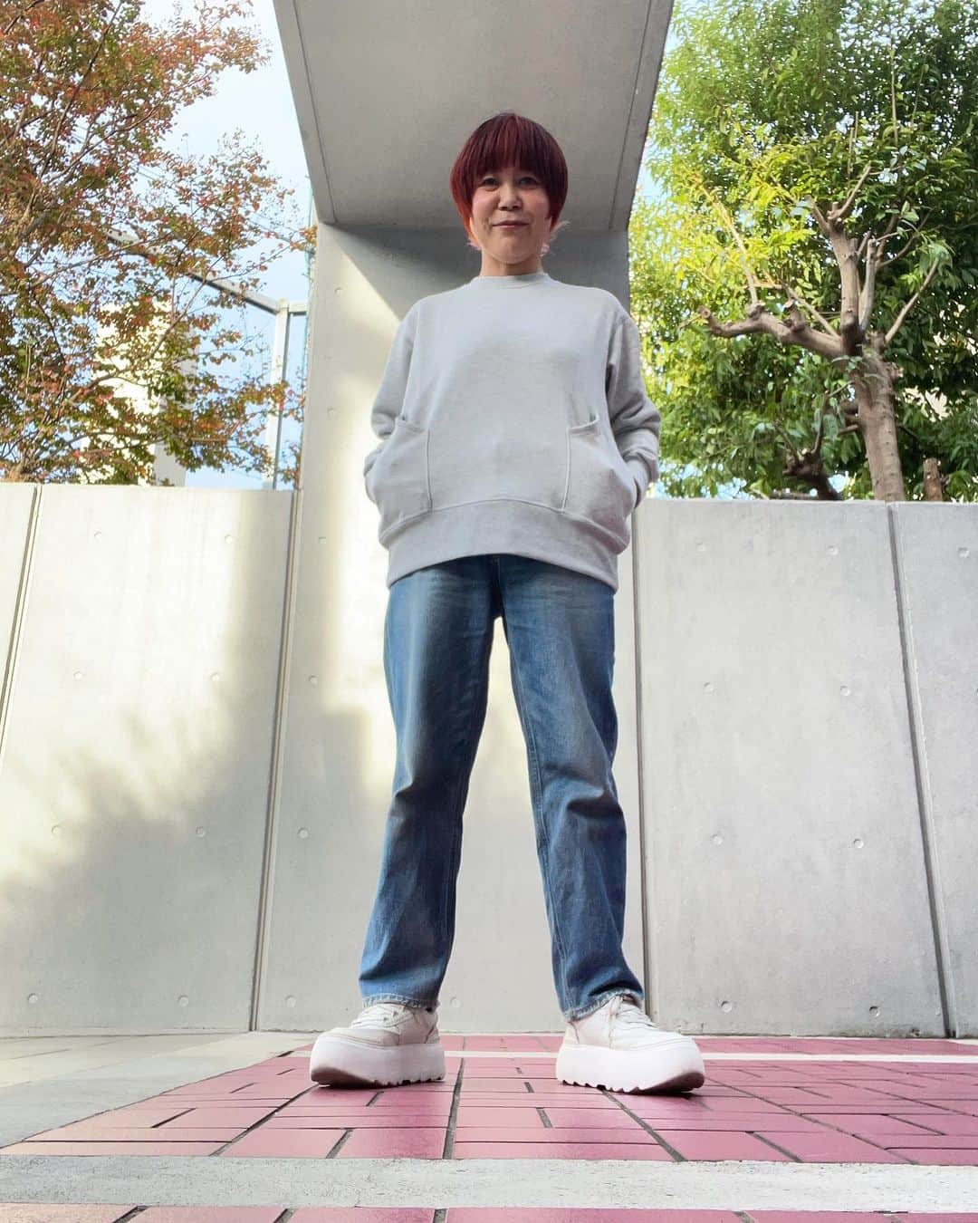 山本浩未のインスタグラム：「カタチのいいトレーナー ポケットがいい具合に 体型のマズいとこフォローしてくれるのだ🩶  袖のリブのトコがタイトで長めでハンドウォーマーになってるのもいい👍🏻  「KEEN」です 靴だけでなくウェアやバックもいいんです👍🏻  #キーン #keen #トレーナー #ユニセックスのスモールサイズ #首元にちっちゃな刺繍入れたい」