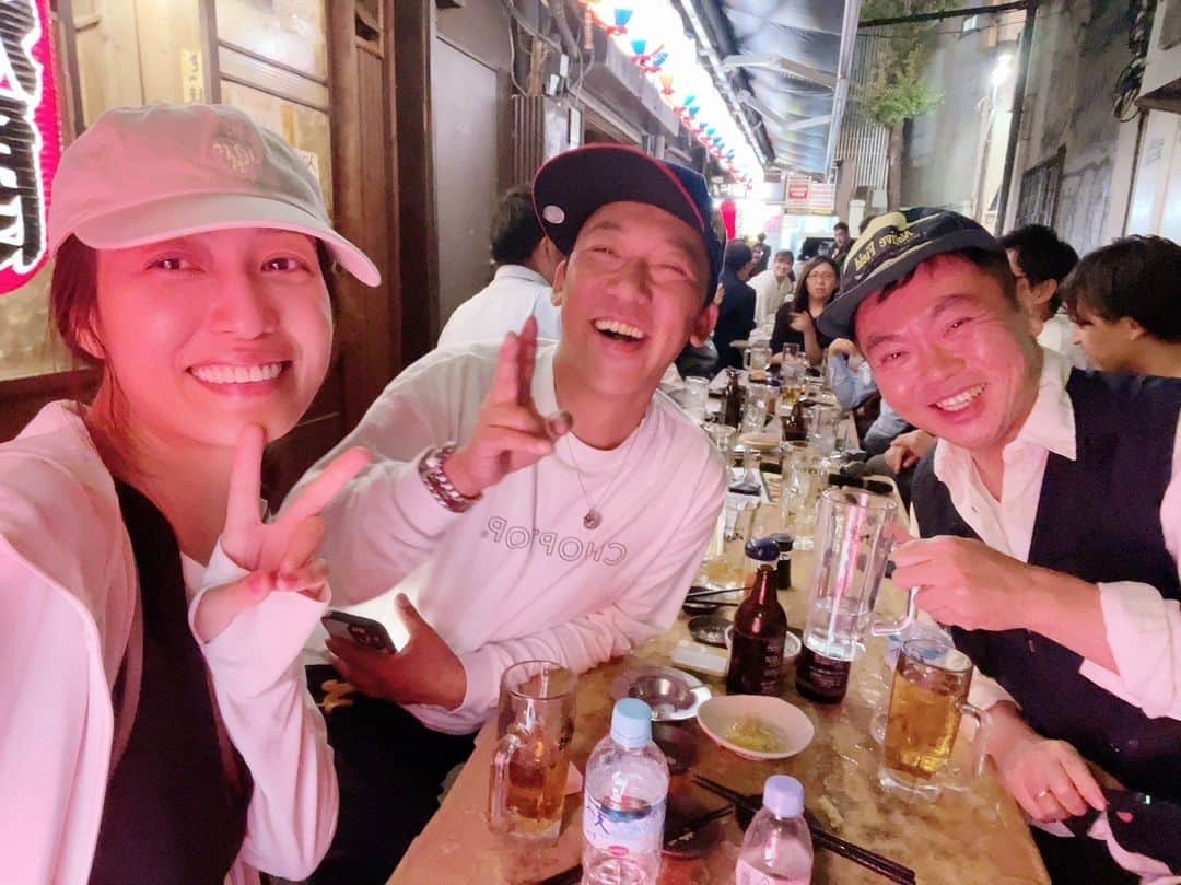 武井ドンゲバビーさんのインスタグラム写真 - (武井ドンゲバビーInstagram)「アメ横ガード下で昼から🍺  今夜19時にYouTube最新話公開です。  ドンゲバビーチャンネル見てねー！  #立ち飲み屋 #はしご酒 #アメ横 #ガード下 #昼飲み #くじら #及川奈央 #武井ドンゲバビー #ドンゲバビー」11月6日 15時19分 - takeidongebabee