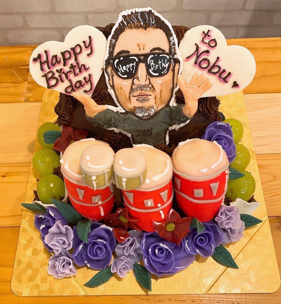 夏木マリのインスタグラム：「#birthday #birthdaycake  #11月6日 #斉藤ノヴ #おめでとう  今年の バースデイケーキ🎂は、 より立体的に！  お知り合いのご尽力で成功！ ボンゴから頂きました〜  チョコレートケーキ最高！ お相伴に与ってまーす🍴」