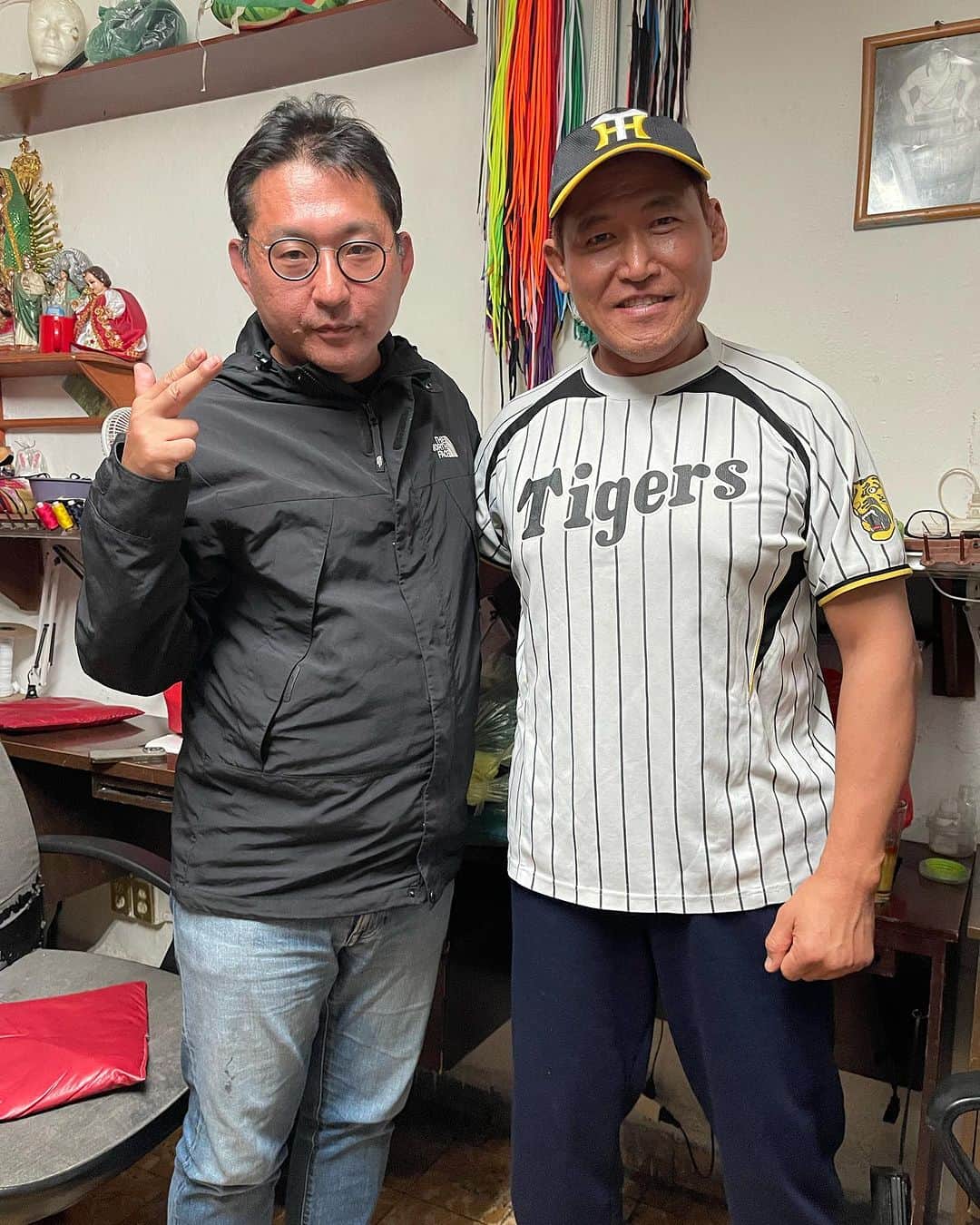 奥村茂雄のインスタグラム：「¡Hanshin Tigers triunfó en el Béisbol Profesional de Japón después de 38 años!🏆 - El Sr. Izui, representante de las Amazonas del CMLL en Japón y el #tifondeosaka festejamos el triunfo de Hanshin Tigers. - - #hanshintigers #優勝 @kounosukeizui2 #okumura」