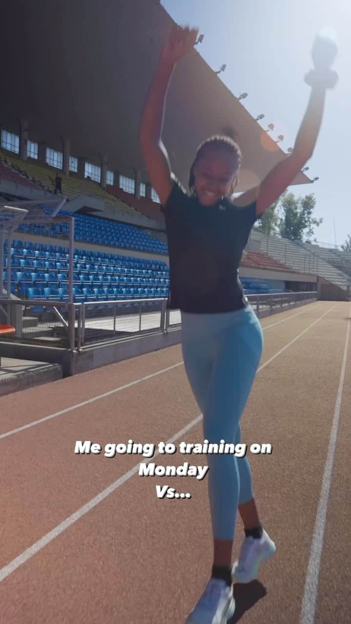 サラ・アチョのインスタグラム：「Am I the only one ? 🥹  Week 3 I’m ready for you 🤮🌬️🌧️⛄️ #SprintWithSarah   #wintertraining #sprint #training #running #winterrunning #trainingplan #runningmotivation #mondaymotivation #motivation #viral #reelsinstagram #reels #video #funny #funnyvideos」