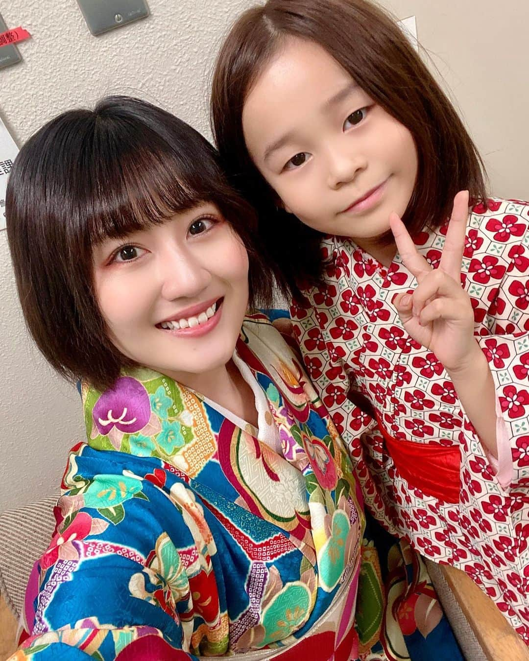 久代梨奈のインスタグラム：「可愛い可愛い麻陽ちゃん👶🏻  小学３年生だって。  小学生とお話するのはいつぶりだろう… 元気すぎた凄かった 私をお姉ちゃんと言ってくれました お手紙もくれました🥲🥲🥲🥲🥲🥲🥲  小屋入りしてからずっと私の隣にいて 気付いたらスマホを奪われパシャパシャ 撮影されてました 楽屋に行こうとしたら 行かないでと言われ 鬼ごっこに誘われました 2人でコンビニに行きました 小さな子を1人連れて行くのはとても緊張しました 私の広げた荷物を片付けてました ずっと隣であつ森の解説をしてくれました DSやガラケーの話をしたら通じませんでした お小遣いいくらもらってたか聞かれました 黒歴史を話してくれました 全然黒歴史じゃなかったです  だーーーっ 可愛かったああああああ💗💗💗💗💗 こちらの疲れを吹き飛ばすエネルギーの持ち主 麻陽ちゃんとの写真でいっぱいです🎞  思い出もいっぱい☺︎  最後の写真は麻陽ちゃんが撮ってくれましたよ😆  また会えるかなぁ 伸び代が凄かった初舞台🙌 お芝居楽しいと言ってくれて私はとても嬉しかったです🥹　 また会えますように🪄」