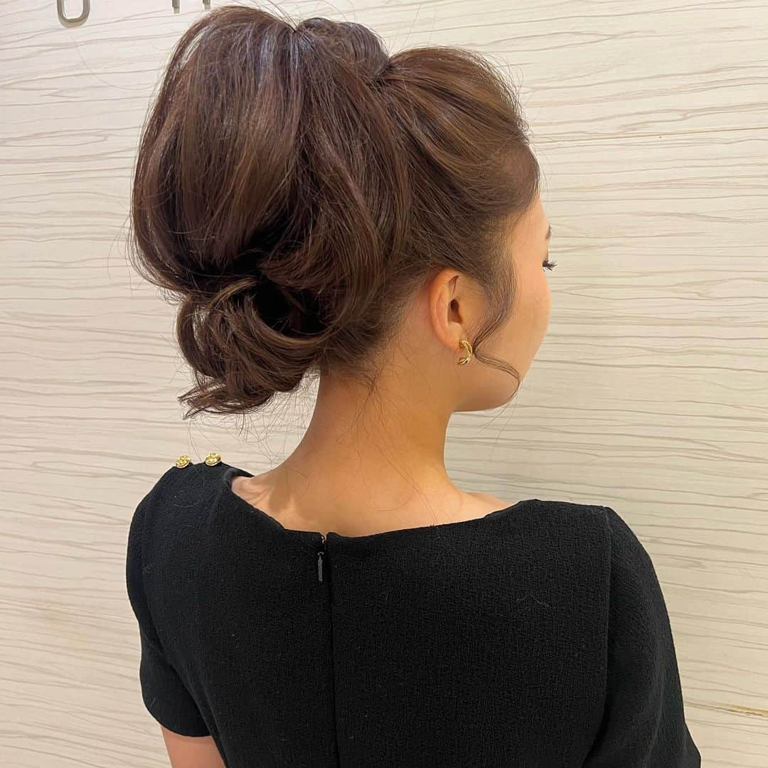 Tomoyo Kitamuraのインスタグラム：「お客様ヘアセット✨ 高めのポニーアップ  #ヘアメイク #プレ花嫁 #外注ヘアメイク #前撮り #2023冬婚  #ヘアセット #2023秋婚 #ヘアアレンジ #グラハイ花嫁 #パレス花嫁 #アンダーズ花嫁 #ウェスティン花嫁  #chanel  #シャネル #ウェディングドレス  #ウェディングヘア #前撮りヘア #dior #ディオール #ポニーテール #2024春婚」