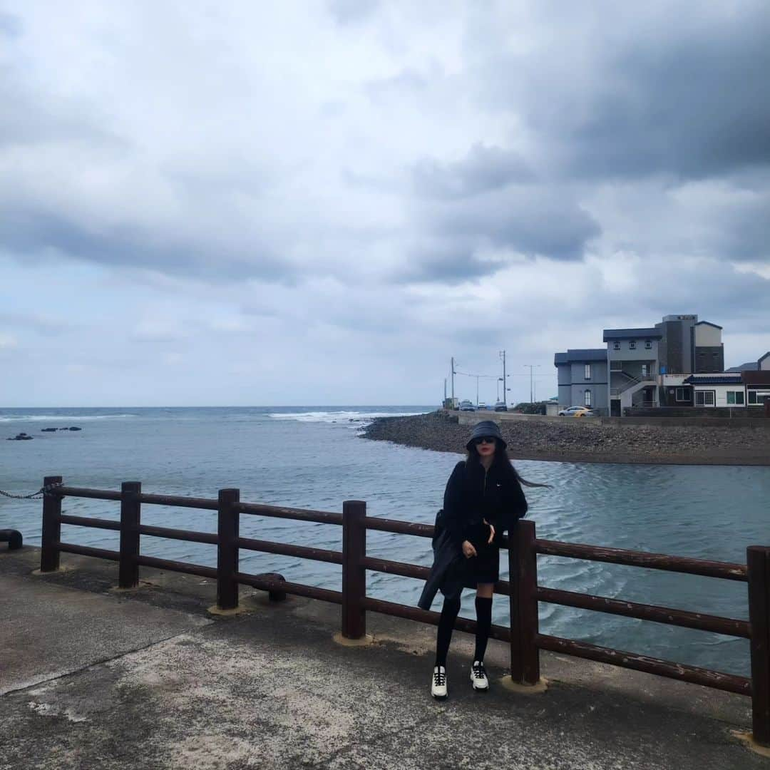 シン・ジュアさんのインスタグラム写真 - (シン・ジュアInstagram)「제주도 두번째날.. 어제보다 흐리고 바람은불지만 마음은 시원하네요..🫣  #제주도#여행#힐링중#신주아 #블랙패션 #ootd」11月6日 15時34分 - shinjooah