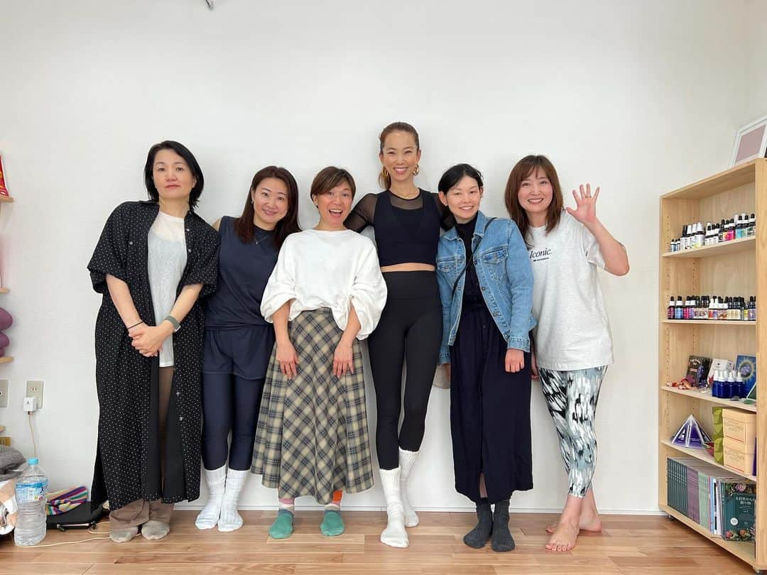 菅井悦子のインスタグラム：「@studio.salon_ganesha で行った日曜クラス🧘‍♀️ ご参加くださった皆様、ありがとうございました☺️  今後、不定期にはなりますが、日曜日にクラスを開催しようと思いますので、是非！ ちなにこの日の午後はシンギングボウルクラスをオンラインサロンメンバー様にプレゼントしてくださいました👏 その様子はまた改めて！  ※毎週木曜10時30分からレギュラークラスをしています！ ドロップインもできますのでぜひー！」