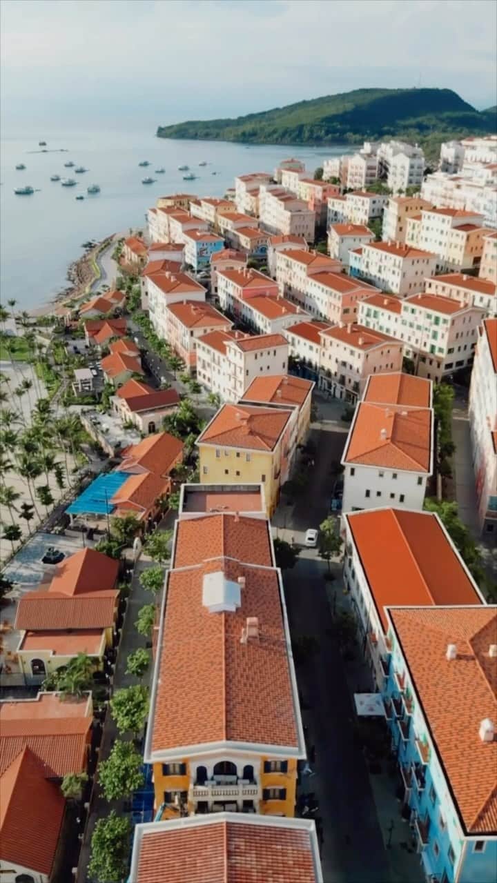 Aakriti Ranaのインスタグラム：「Teleported myself to Europe 😀No need to worry about a Schengan visa now 🤣  How beautiful is the Sunset Town in Phu Quoc, Vietnam!  Beautiful architecture by an Italian Architect, beach and the view of the most beautiful sunsets have my heart!  Don’t forget to SHARE this ❤️  #aakritirana #aakritiandrohan #vietnam #phuquoc #djimini3pro #sunsettown #sunsettownphuquoc #travelblogger #indiantravelblogger #reelsinstagram #dronephotography」