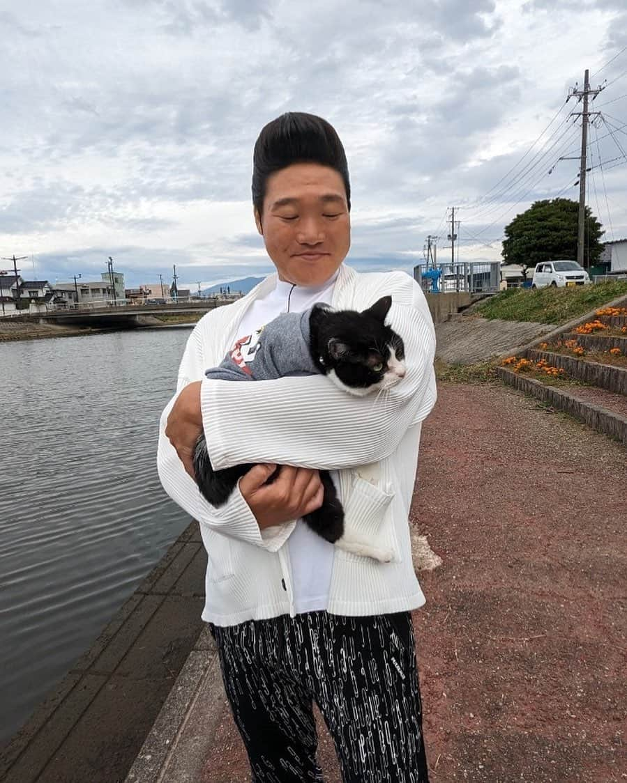 みやぞんのインスタグラム：「山形ロケでネコちゃん遭遇😆✨  可愛いかった😍」