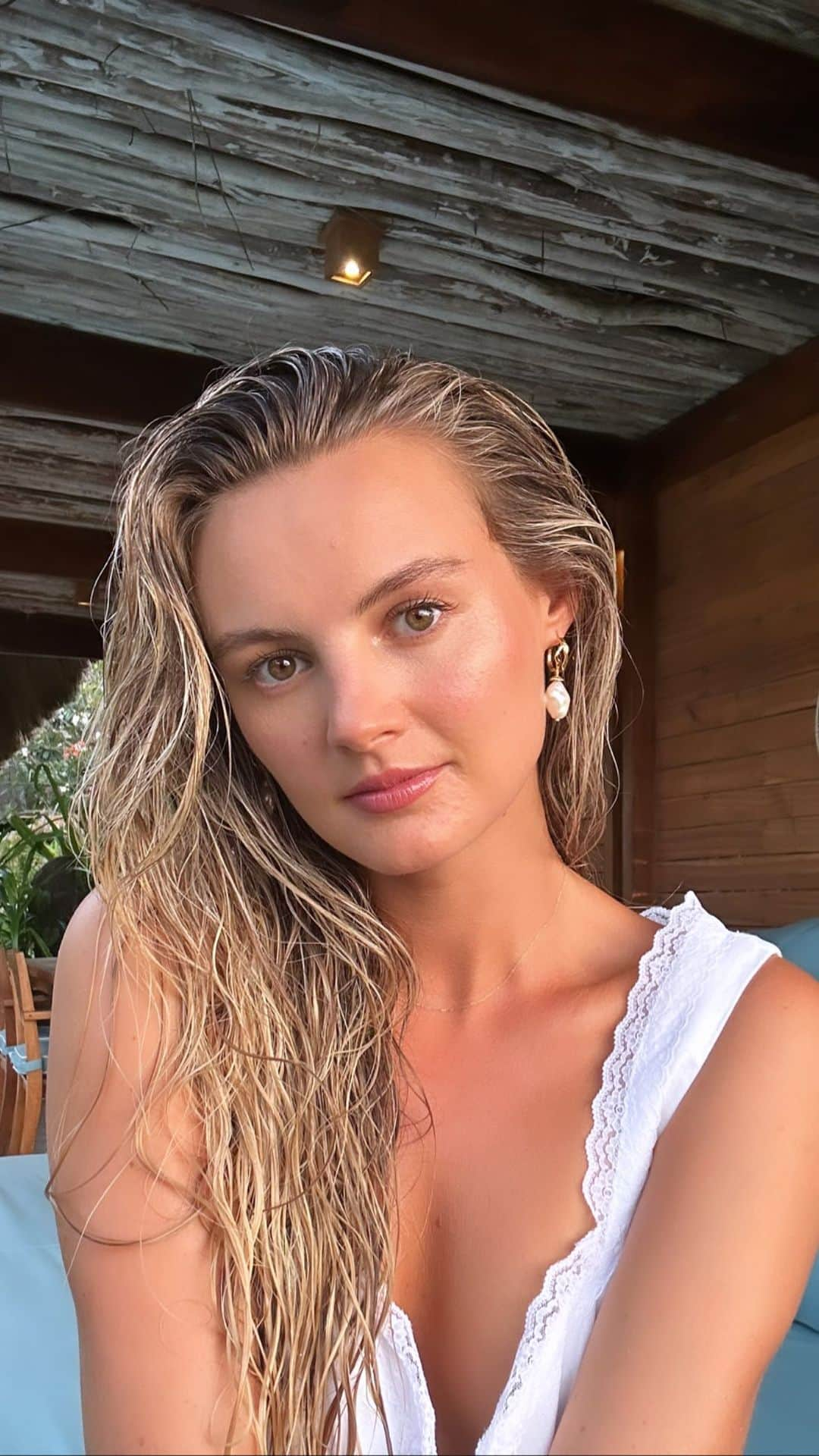 ニオミ・スマートのインスタグラム：「I haven’t been wearing too much makeup recently in Bali to allow my skin to breathe, but while staying here at @nihi I thought I’d make a little effort for a sunset party using some natural products that have been working a dream.   You may have seen from my recent YouTube video that I’ve been on a mission to figure out what’s been irritating my skin and digestion. I think I may have finally cracked it… and the culprit? Gluten. I’ve always believed demonising gluten is wrong and that only those who actually experience symptoms from gluten intolerance or allergies should avoid it, so I kept on enjoying gluten thinking I was fine. Turns out I may be one of those people who have an intolerance! Anyway, I speak more about this in the video if you’re interested to hear more.   I have been keeping my makeup and skincare oh-so simple. The last thing I want to do is irritate it even more, which is why I prefer to use natural products. Now there’s a balance here because I don’t think we should put so much pressure on ourselves to be ‘perfect’. There’s no need to throw out the not-so-perfect-ingredient products that you love. It’s more a case of becoming mindful of the ingredients we put on our skin if we’re experiencing sensitivities. We can trial and error to see what works for us because we’re all different at the end of the day.   💄 Here are the products I’ve found are working for me: @iliabeauty True Skin Serum Concealer in Chia SC3.5 with Vitamin C.  @merit The Minimalist Perfecting Complexion Stick in Ochre with sea daffodil.  @merit Day Glow Highlighting Balm in Citrine with plant-based squalane.  @sephora Retractable Waterproof Eyebrow Pencil in Midnight Brown, a last minute purchase in Spain and does the trick.  @wunderbrow Fix It Brow Lamination Effect Gel to keep my pesky brows in place.  @lauramercier Artist Eyelash Curler, I’ve had for years and never fails.  @iliabeauty Limitless Lash Mascara in After Midnight, a 99% naturally derived formula with shea butter and keratin (but no smudging).  @3ina The Colour Lip Glow in 503 with shea butter.   👗 Dress by @reformation」