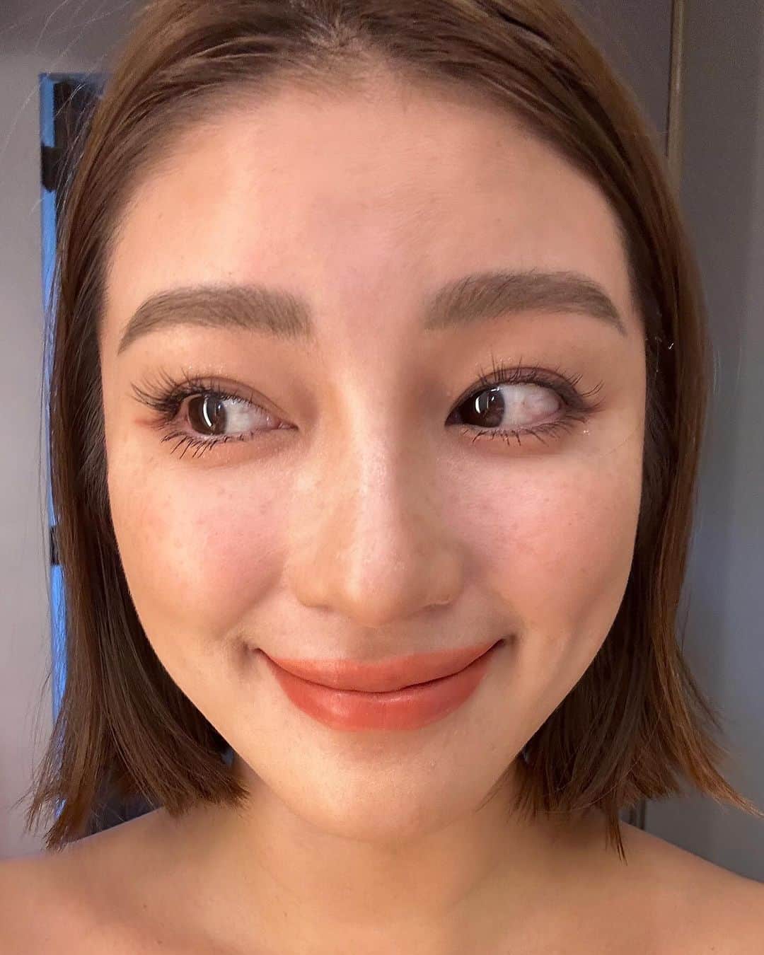 Grace葛瑞瑞さんのインスタグラム写真 - (Grace葛瑞瑞Instagram)「打從用了 @seasontokyo  美睫沙龍那代購的睫毛增長液+睫毛雨衣～ 有保養還是有差的， 長期下來我自己的真睫毛不只變長又變粗外， 最近還開始濃密捲翹起來🤣 搞得上回我想要的眼型還得跟美睫師討論一下該怎麼微調～  對，雖然現在我的原生睫毛挺優秀了， 刷個睫毛膏那長度不輸假睫毛。 但我還是喜歡靠接點睫毛來調整視覺上的眼型， 就例如我的眼頭睫毛量天生就比較少， 我這次選擇在重點部位畫龍點睛， 沒以往接的濃，但就靠嫁接出視覺亮點來～ 這回的眼型依然滿意😌  而想進修嫁接課程的朋友們～ Season Tokyo 全台北中南都有開課唷！ 想了解的可以私訊他們詢問💜  懶著化眼妝的趕緊約起來， 一路約到年底去吧！  各分店地址💕在這， 提供給大家～  ❖敦化店：02-27790115 大安區忠孝東路四段183號5樓（忠孝敦化1號出口） ❖中山店：02-25677399 大同區南京西路30號3樓（中山1號出口） ❖台中店：04-2301-9295 西區公益路163-1號（勤美肯德基旁） ❖高雄店：07-3981799 左營區新莊一路288號（巨蛋5號出口）」11月6日 15時44分 - yungingrace
