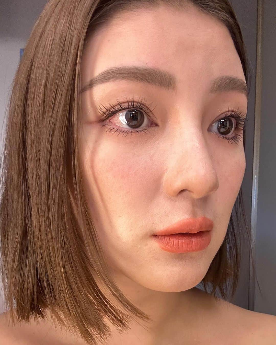 Grace葛瑞瑞さんのインスタグラム写真 - (Grace葛瑞瑞Instagram)「打從用了 @seasontokyo  美睫沙龍那代購的睫毛增長液+睫毛雨衣～ 有保養還是有差的， 長期下來我自己的真睫毛不只變長又變粗外， 最近還開始濃密捲翹起來🤣 搞得上回我想要的眼型還得跟美睫師討論一下該怎麼微調～  對，雖然現在我的原生睫毛挺優秀了， 刷個睫毛膏那長度不輸假睫毛。 但我還是喜歡靠接點睫毛來調整視覺上的眼型， 就例如我的眼頭睫毛量天生就比較少， 我這次選擇在重點部位畫龍點睛， 沒以往接的濃，但就靠嫁接出視覺亮點來～ 這回的眼型依然滿意😌  而想進修嫁接課程的朋友們～ Season Tokyo 全台北中南都有開課唷！ 想了解的可以私訊他們詢問💜  懶著化眼妝的趕緊約起來， 一路約到年底去吧！  各分店地址💕在這， 提供給大家～  ❖敦化店：02-27790115 大安區忠孝東路四段183號5樓（忠孝敦化1號出口） ❖中山店：02-25677399 大同區南京西路30號3樓（中山1號出口） ❖台中店：04-2301-9295 西區公益路163-1號（勤美肯德基旁） ❖高雄店：07-3981799 左營區新莊一路288號（巨蛋5號出口）」11月6日 15時44分 - yungingrace