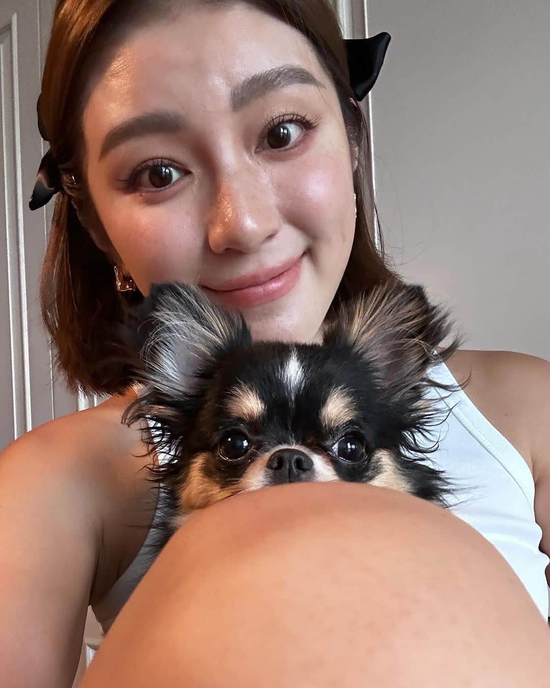Grace葛瑞瑞さんのインスタグラム写真 - (Grace葛瑞瑞Instagram)「打從用了 @seasontokyo  美睫沙龍那代購的睫毛增長液+睫毛雨衣～ 有保養還是有差的， 長期下來我自己的真睫毛不只變長又變粗外， 最近還開始濃密捲翹起來🤣 搞得上回我想要的眼型還得跟美睫師討論一下該怎麼微調～  對，雖然現在我的原生睫毛挺優秀了， 刷個睫毛膏那長度不輸假睫毛。 但我還是喜歡靠接點睫毛來調整視覺上的眼型， 就例如我的眼頭睫毛量天生就比較少， 我這次選擇在重點部位畫龍點睛， 沒以往接的濃，但就靠嫁接出視覺亮點來～ 這回的眼型依然滿意😌  而想進修嫁接課程的朋友們～ Season Tokyo 全台北中南都有開課唷！ 想了解的可以私訊他們詢問💜  懶著化眼妝的趕緊約起來， 一路約到年底去吧！  各分店地址💕在這， 提供給大家～  ❖敦化店：02-27790115 大安區忠孝東路四段183號5樓（忠孝敦化1號出口） ❖中山店：02-25677399 大同區南京西路30號3樓（中山1號出口） ❖台中店：04-2301-9295 西區公益路163-1號（勤美肯德基旁） ❖高雄店：07-3981799 左營區新莊一路288號（巨蛋5號出口）」11月6日 15時44分 - yungingrace