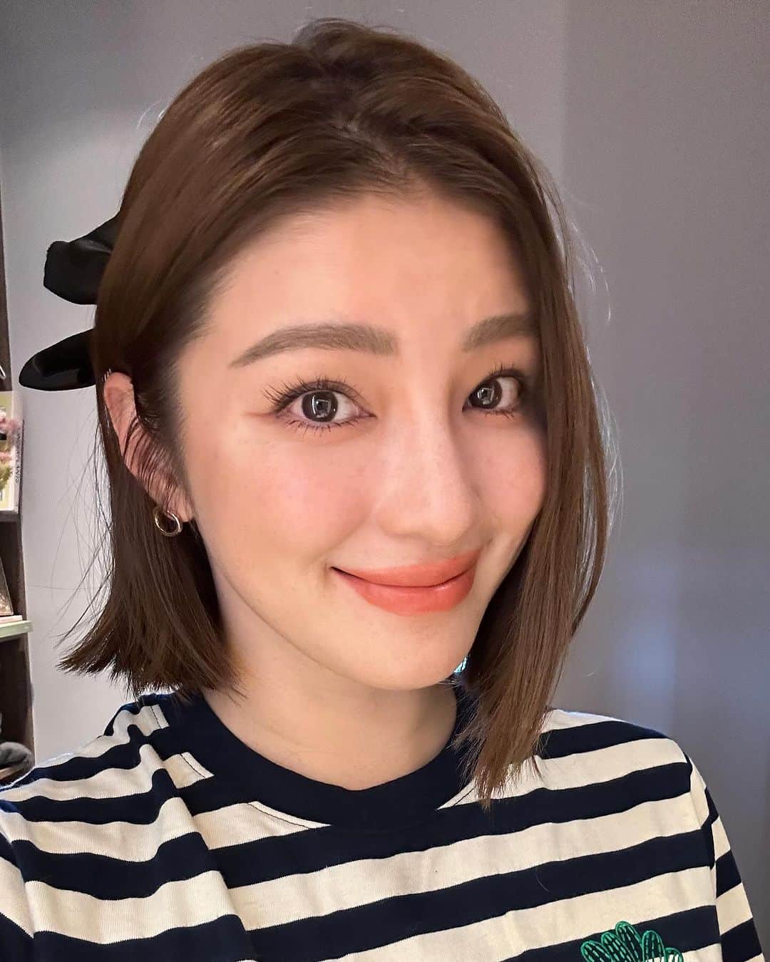Grace葛瑞瑞のインスタグラム：「打從用了 @seasontokyo  美睫沙龍那代購的睫毛增長液+睫毛雨衣～ 有保養還是有差的， 長期下來我自己的真睫毛不只變長又變粗外， 最近還開始濃密捲翹起來🤣 搞得上回我想要的眼型還得跟美睫師討論一下該怎麼微調～  對，雖然現在我的原生睫毛挺優秀了， 刷個睫毛膏那長度不輸假睫毛。 但我還是喜歡靠接點睫毛來調整視覺上的眼型， 就例如我的眼頭睫毛量天生就比較少， 我這次選擇在重點部位畫龍點睛， 沒以往接的濃，但就靠嫁接出視覺亮點來～ 這回的眼型依然滿意😌  而想進修嫁接課程的朋友們～ Season Tokyo 全台北中南都有開課唷！ 想了解的可以私訊他們詢問💜  懶著化眼妝的趕緊約起來， 一路約到年底去吧！  各分店地址💕在這， 提供給大家～  ❖敦化店：02-27790115 大安區忠孝東路四段183號5樓（忠孝敦化1號出口） ❖中山店：02-25677399 大同區南京西路30號3樓（中山1號出口） ❖台中店：04-2301-9295 西區公益路163-1號（勤美肯德基旁） ❖高雄店：07-3981799 左營區新莊一路288號（巨蛋5號出口）」