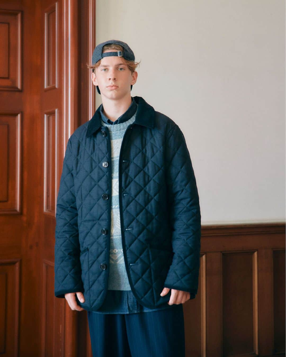 green label relaxingのインスタグラム：「〈Traditional Weatherwear>の代表作でもある「WEVERLY」をベースに別注したキルティングジャケット！  グリーンレーベル リラクシングのオリジナル生地で別注しました。 バーズアイ組織の上品なカジュアル感がポイントで、スーツの上から羽織ればビジネスでも大活躍。 ジャカードニットやツイードライクなキャップなど、季節感のあるものと合わせてもぴったりはまります。 幅広いシーンでON/OFF兼用着用が可能なアウターです。  ■【別注】＜Traditional Weatherwear＞バーズアイ WAVERLY ジャケット ¥42,900 No:31254990981  ■【別注】＜NEW ERA＞GLR 9TWENTY ツイード ミディアム NY キャップ ¥4,620 No:32384992027  ■ツリー ジャカード クルーネック ニット ¥9,900 No:32131401381  ■FINE BASIC デニム ビッグ レギュラーカラー シャツ ¥9,900 No:32111873142  ■テックフラノ 2プリーツ ワイド スラックス ¥9,900 No:32141553892  #greenlabelrelaxing  #グリーンレーベルリラクシング #glr23aw #メンズファッション  #TraditionalWeatherwear #キルティングジャケット #WAVERLY #キルティング #通勤アウター #通勤ジャケット #ビジカジアウター #ビジカジ #メンズアウター #メンスコート #オンオフ #兼用ジャケット #兼用コート #オンオフ兼用 #NEWERA #ツイード #メンズ冬服 #メンズコーデ #ジャカードニット」